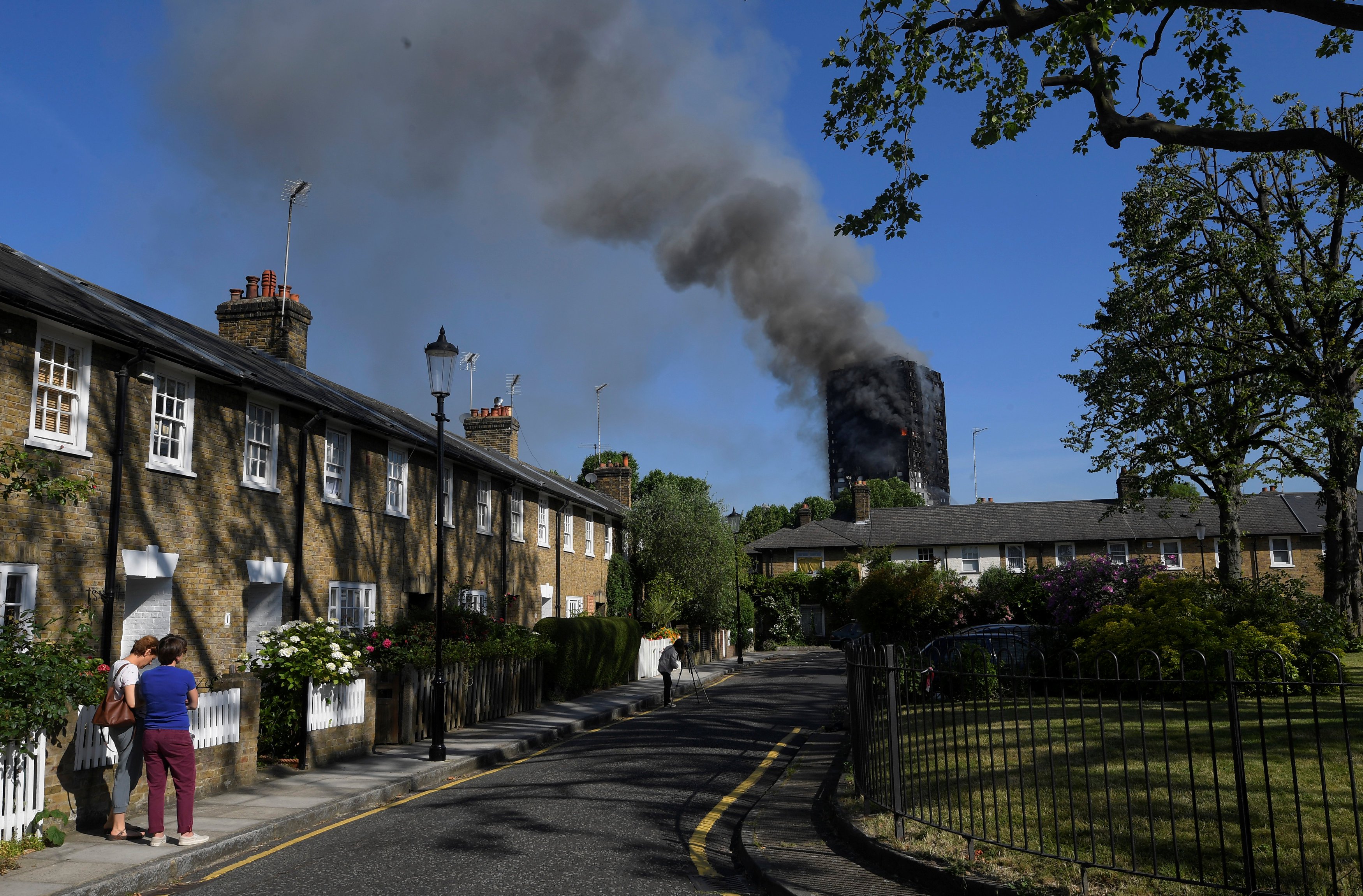إعلام بريطانيا أشاد بمساعدة شباب مسلمين في إنقاذ ضحايا الحريق