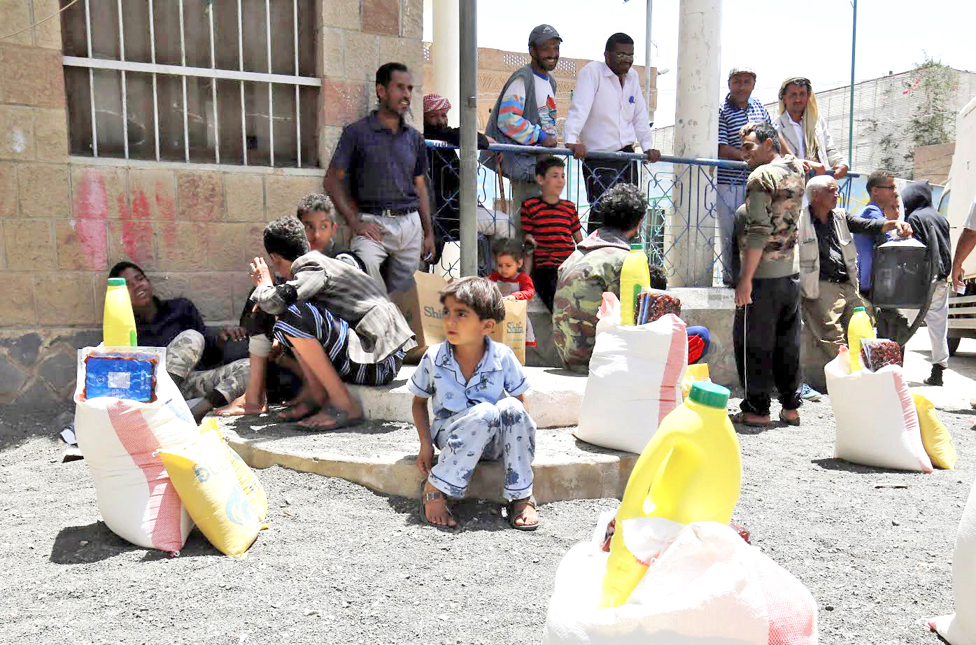 العيد في اليمن محاط بالجراح والألم

الأطفال بلا ملابس جديدة والبيوت يكسوها الحزن