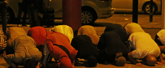 مسلمون في لندن يتحدون "إرهاب الدهس" بالصلاة في الشارع