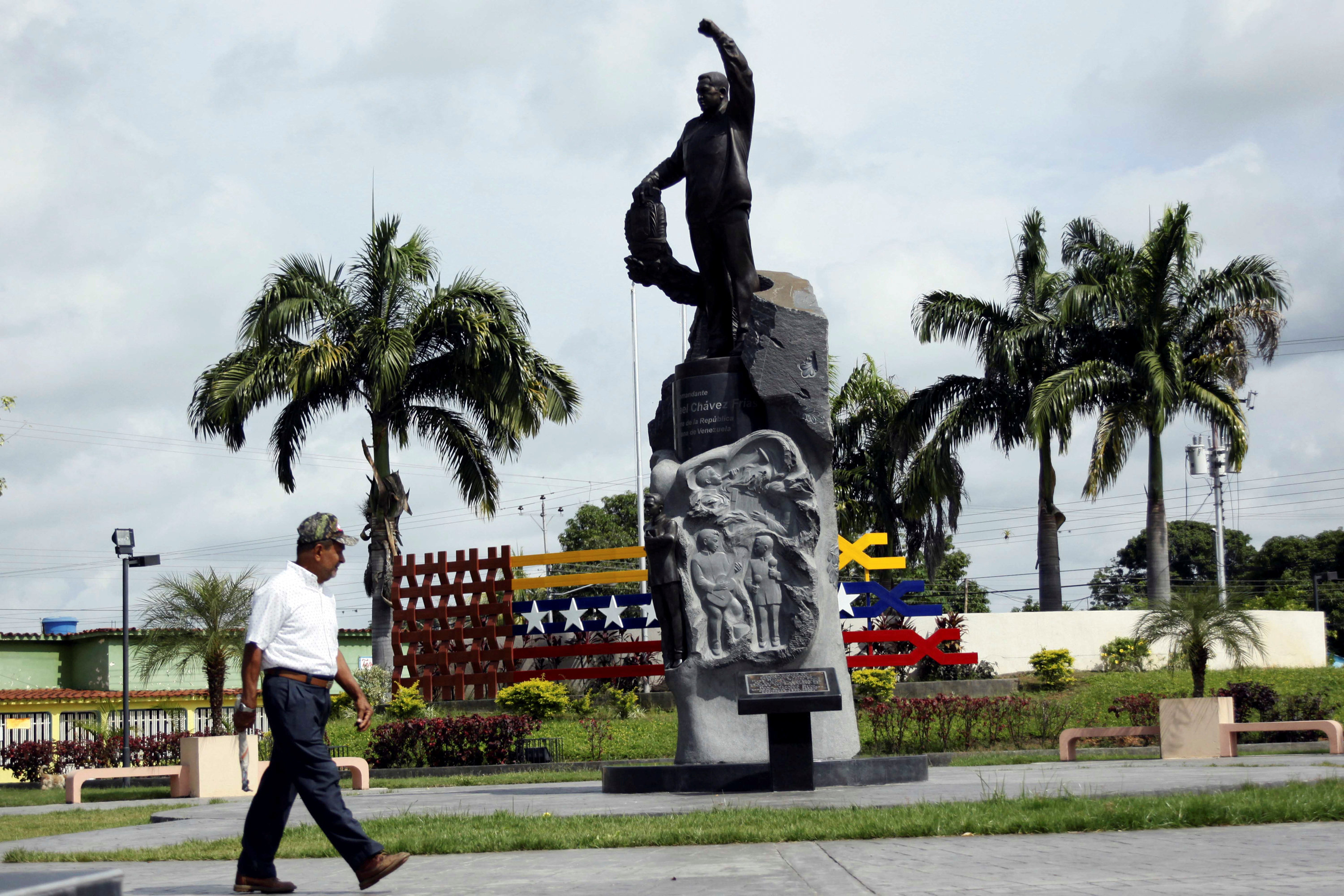 Venezuela soldiers guard Chavez symbols in seething heartland
