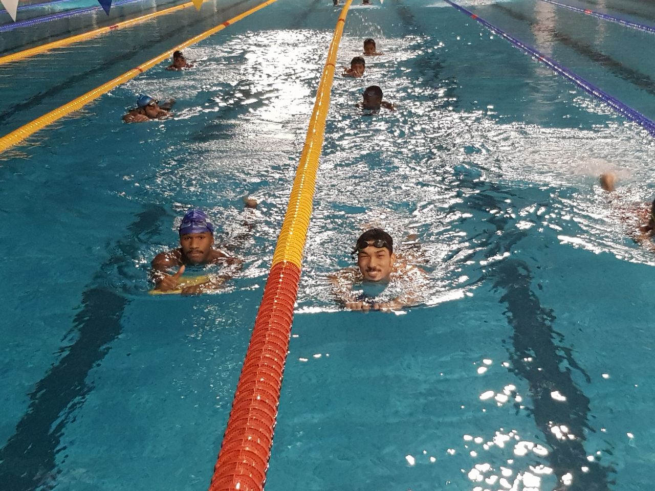 منتخب السباحة يواصل استعداداته للبطولة العربية للسباحة