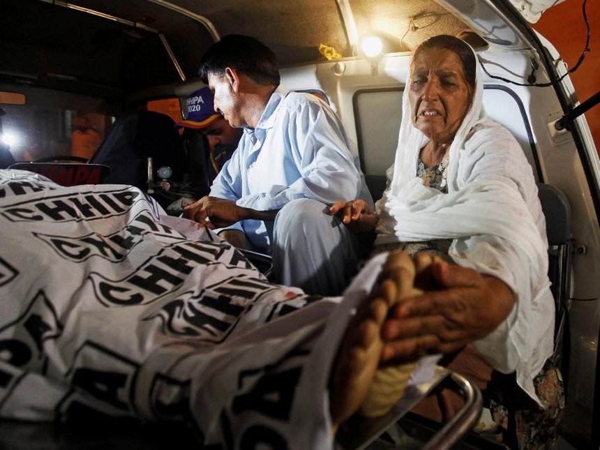 مصرع 123 شخصاً بحريق إثر انقلاب ناقلة نفط في باكستان