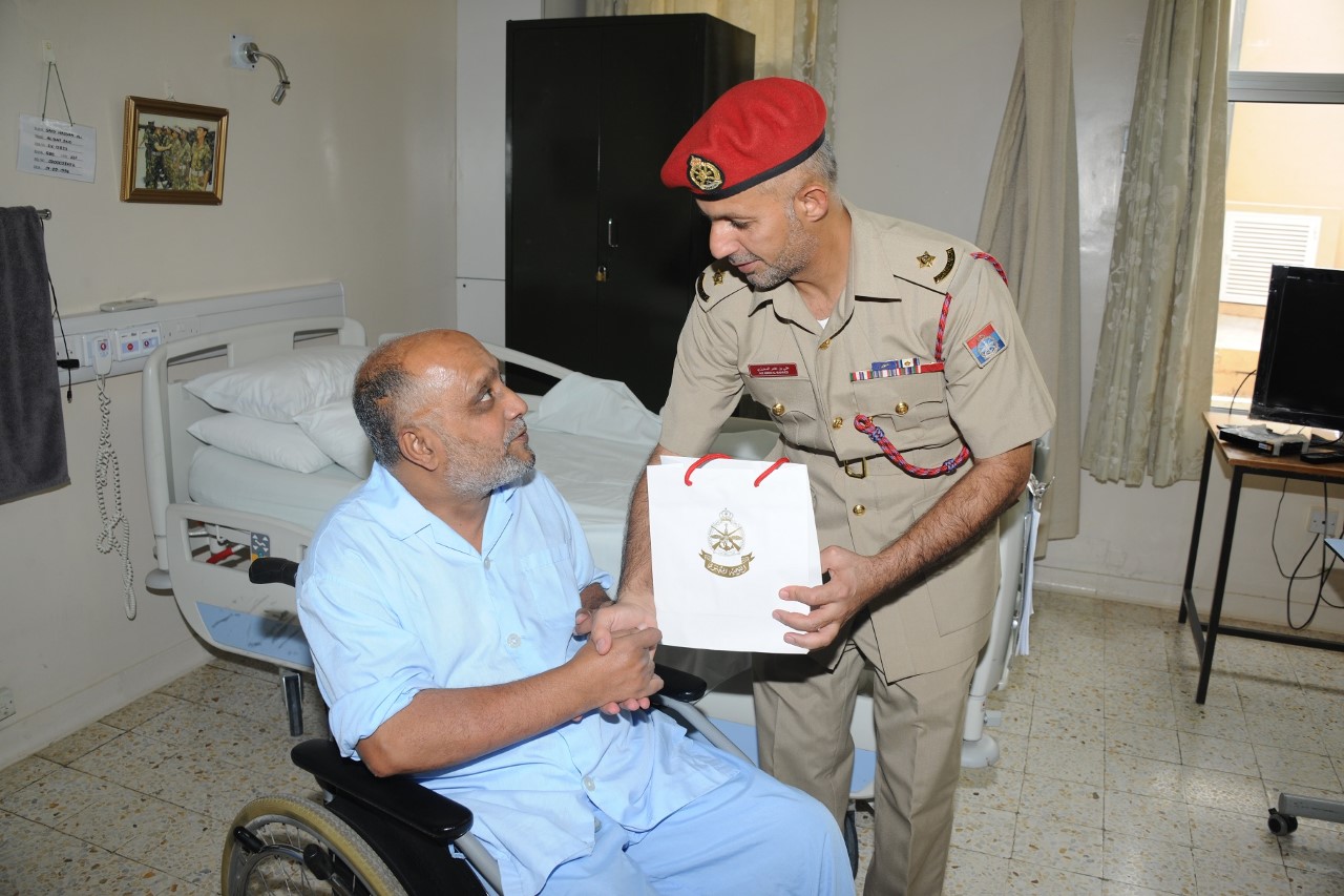 التوجيه المعنوي ينظم زيارات للمرضى في المستشفيات العسكرية