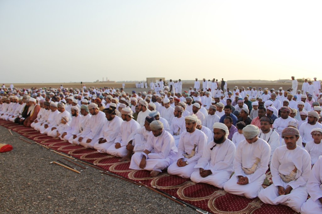 عبدالله شماس.. يؤدي صلاة العيد بالمصلى الخاص بصور