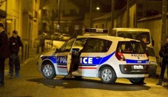 سيارة تصدم حاجزا محيطا بمسجد في ضواحي باريس