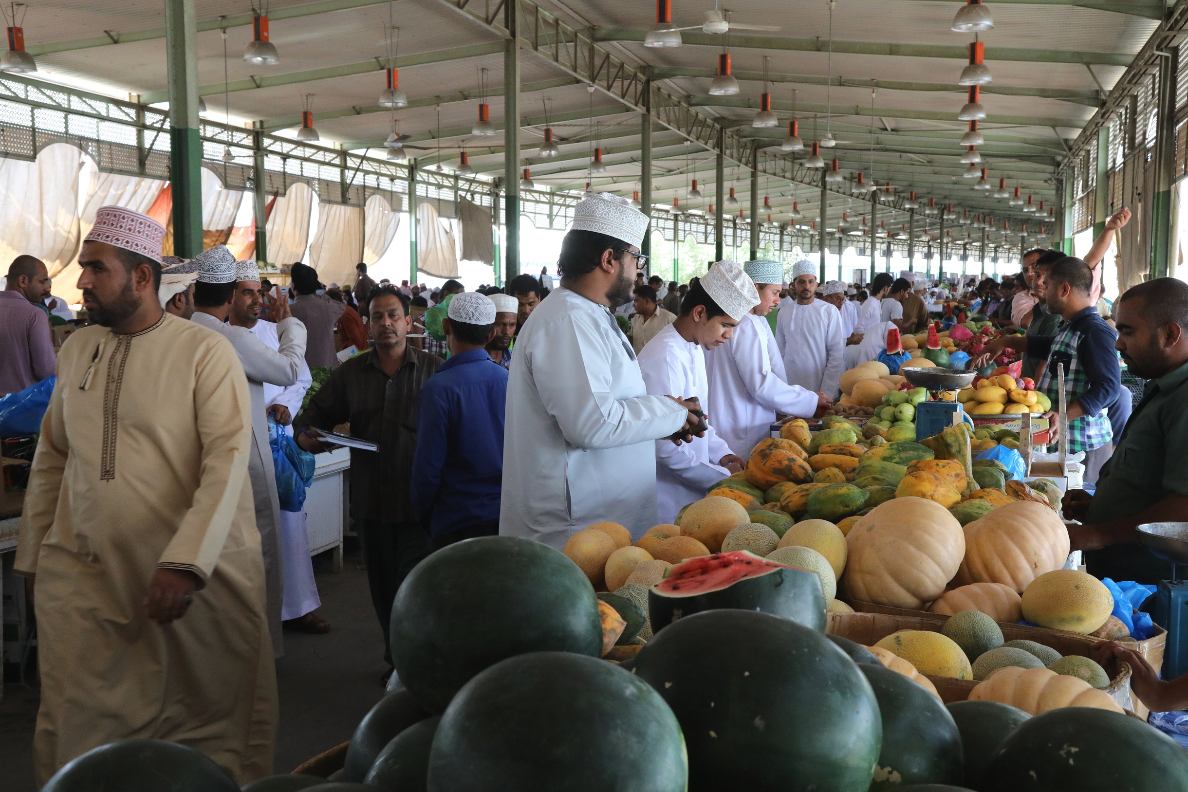 بلدية مسقط تؤكد على وفرة المنتجات وتنوعها بسوق الموالح المركزي