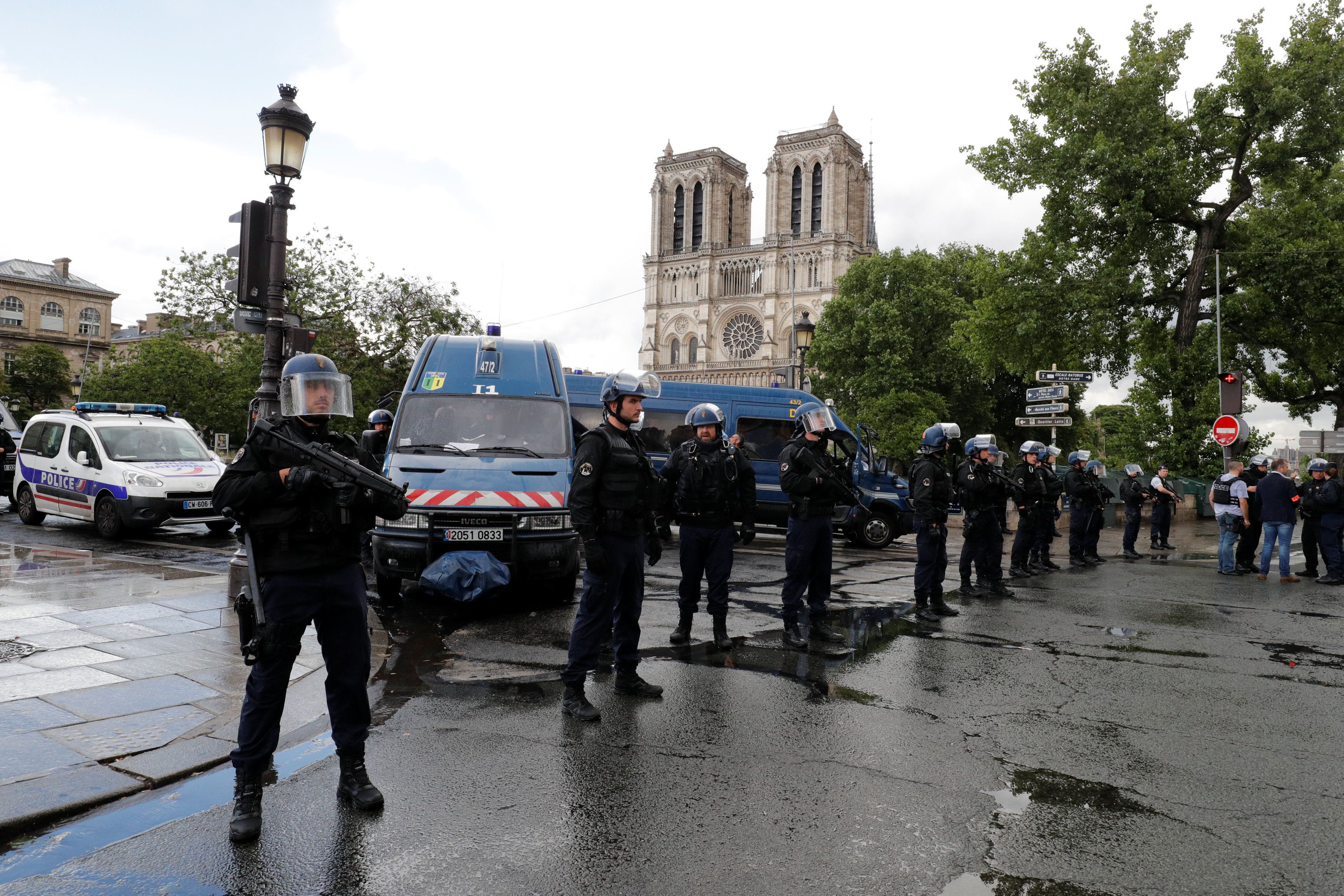 Girlfriend risk Helmet Man shot after attacking police outside Paris' Notre Dame - Times of Oman