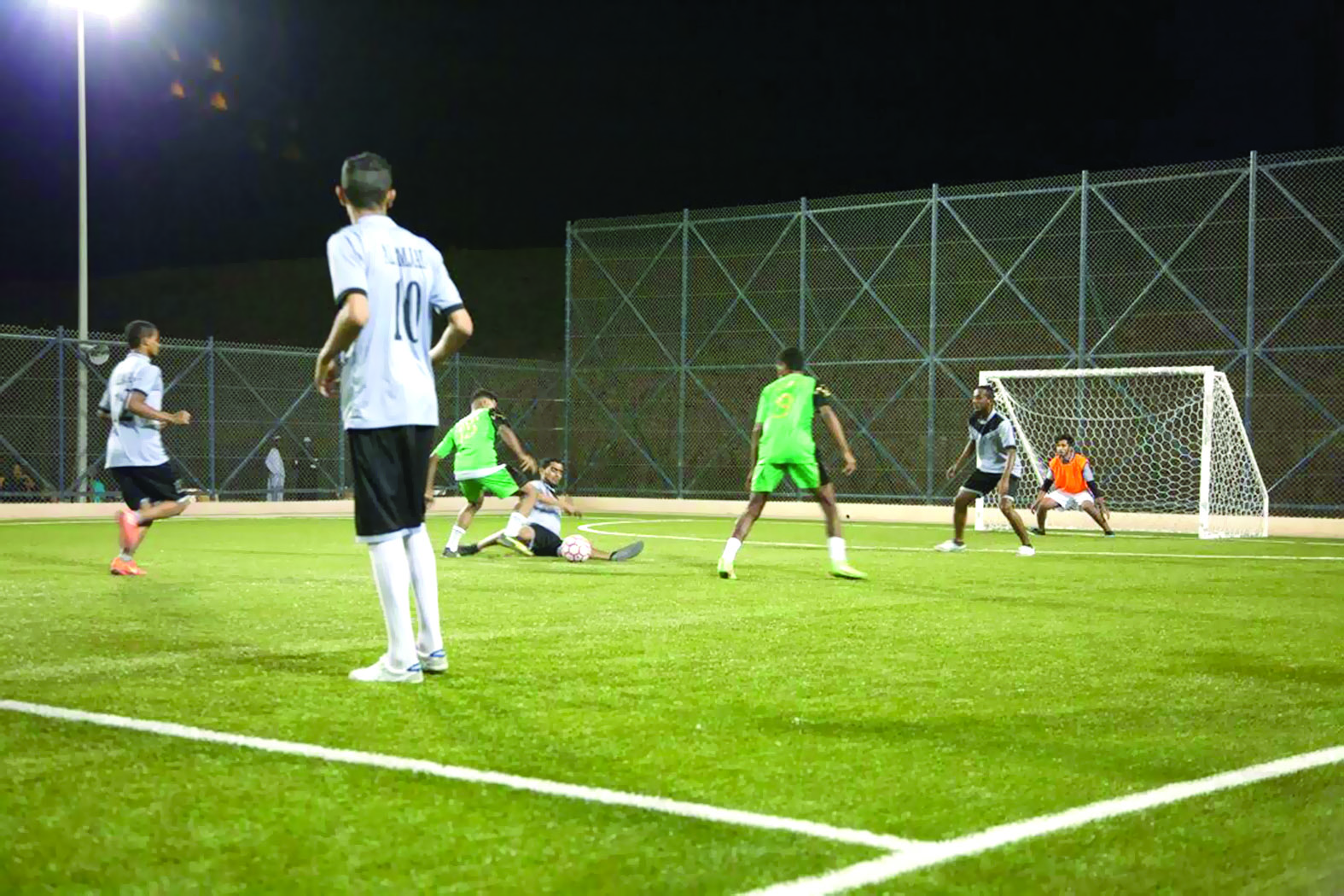 في بطولة دورة الأشقاء الرمضانية الأولى بصور

الصدارة حائرة في المجموعة الأولى والصـمـود يعتلـي قمـة «الثانيـة»