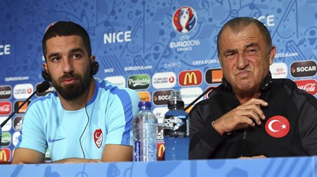 توران يضع حداً لمسيرته مع المنتخب التركي بعد أزمة اعتدائه على صحفي