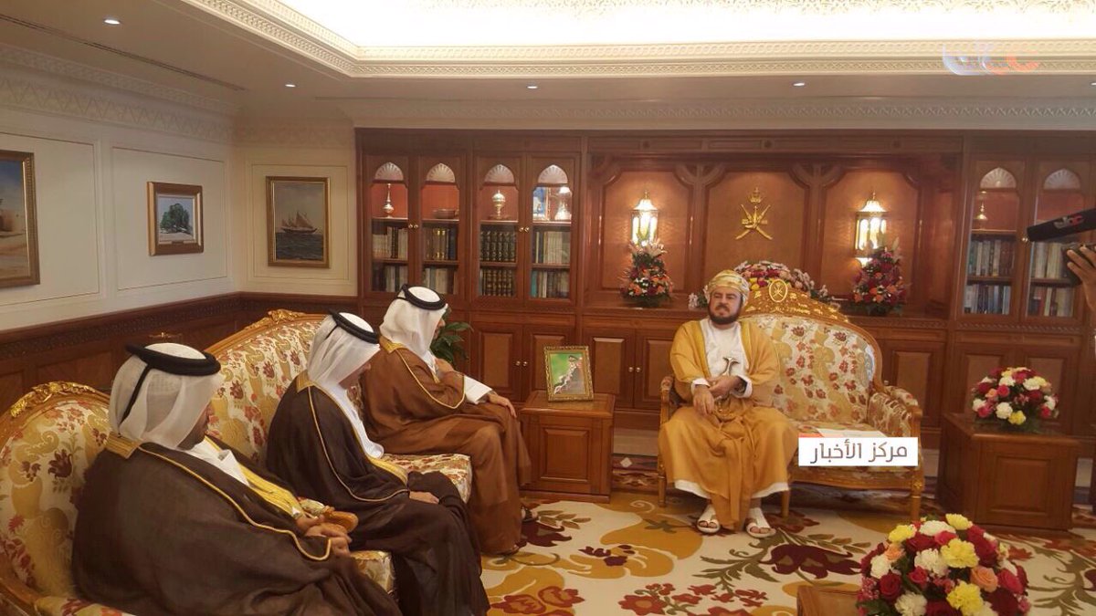 أسعد بن طارق يلتقي وزير الخارجية القطري