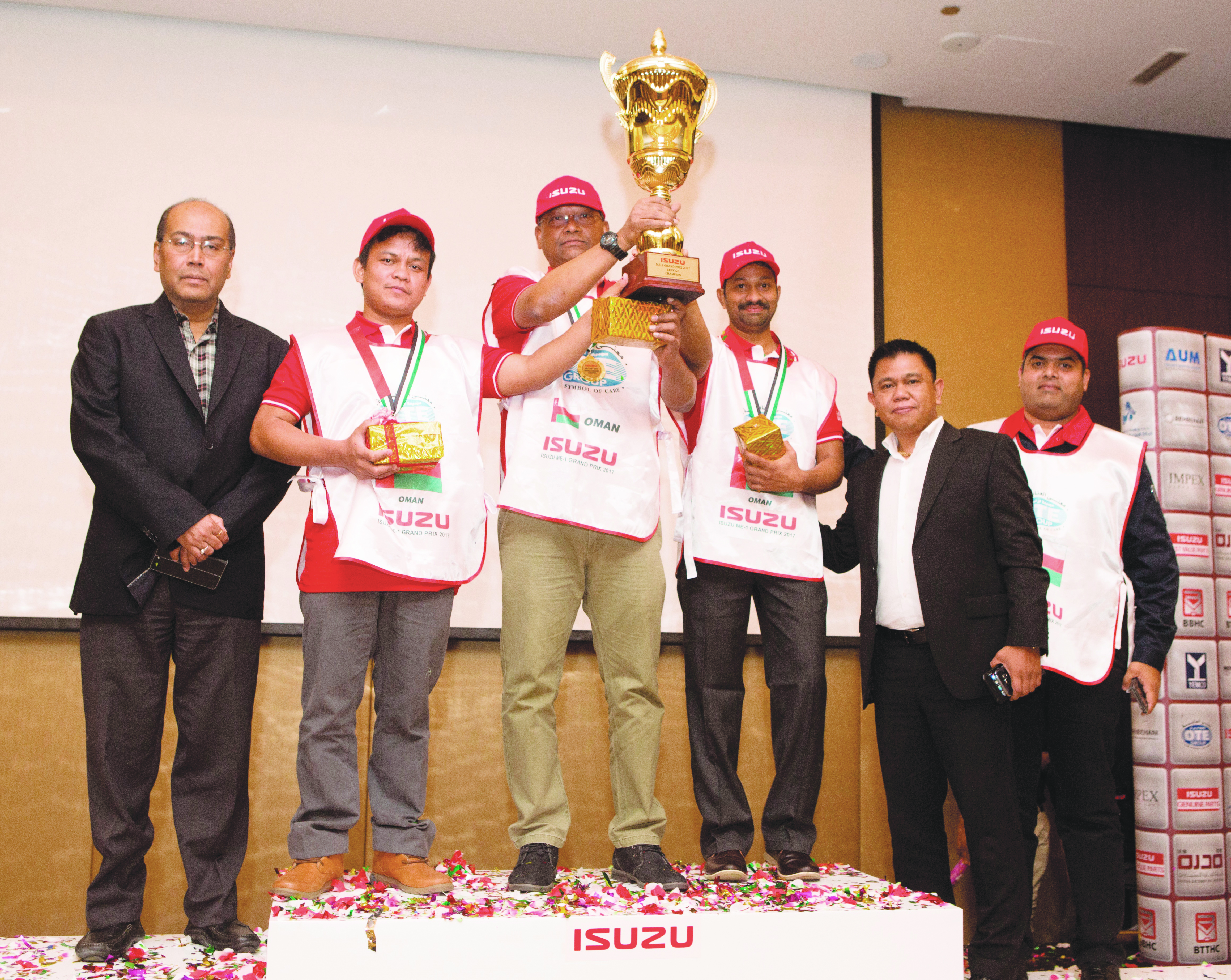 فريق خدمة المؤسسة التجارية العمانية «ايسوزو» يحصد جوائز