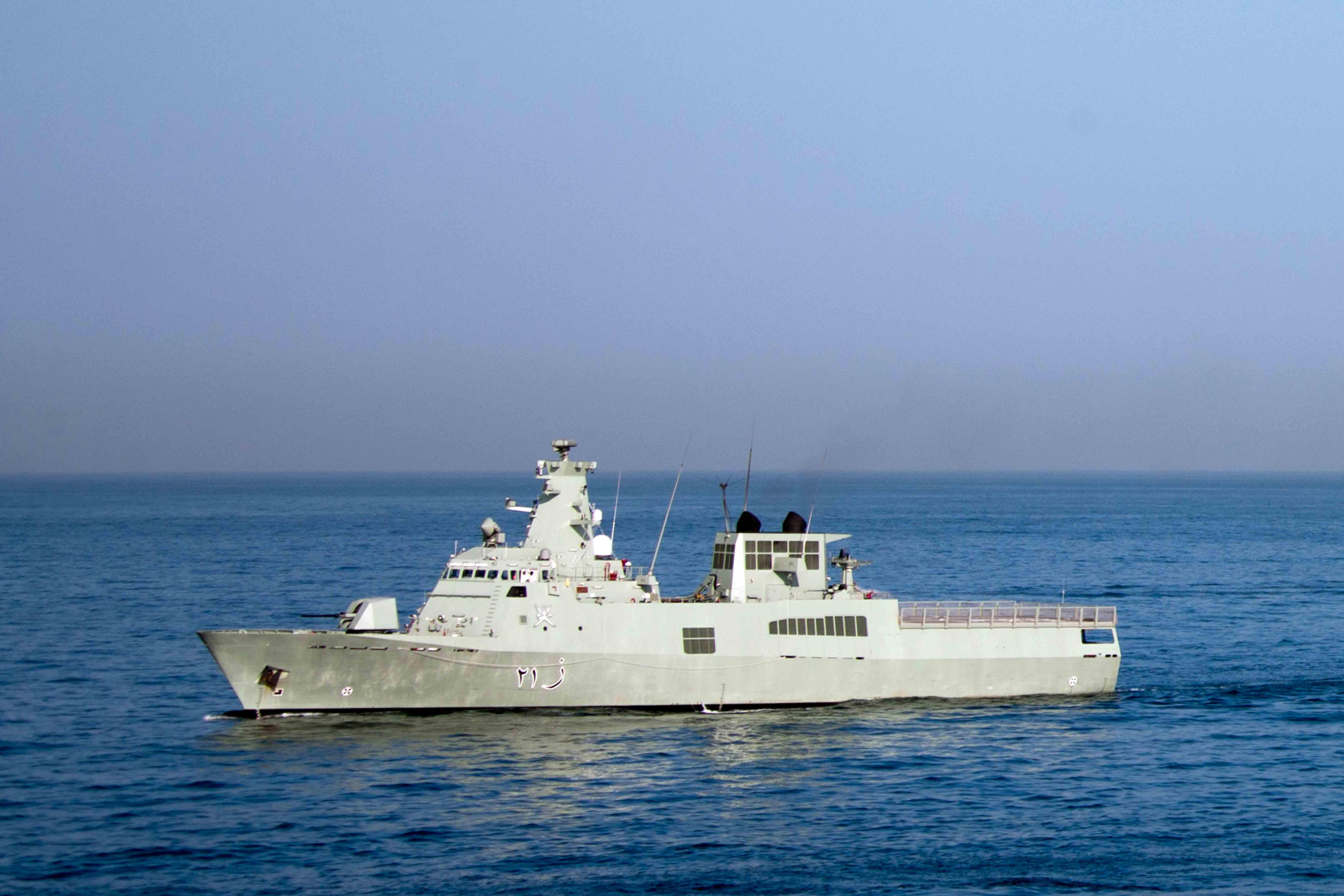 مركز الأمن البحري يقوم بعملية إنقاذ لطاقم قارب صيد عماني