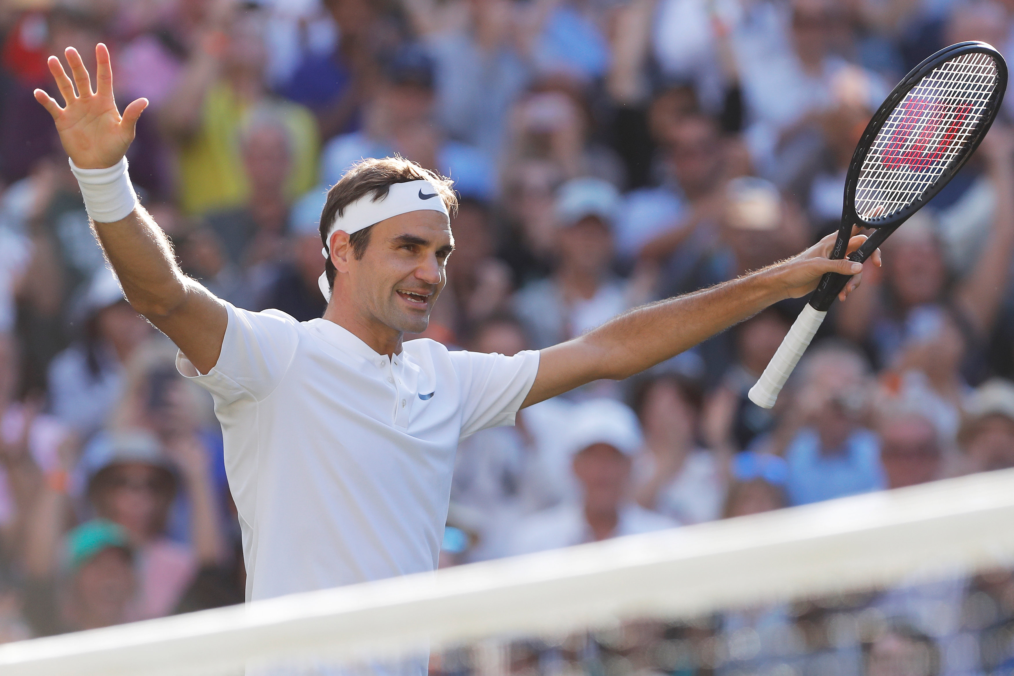 Tennis: Federer outclasses Raonic to reach Wimbledon semifinals