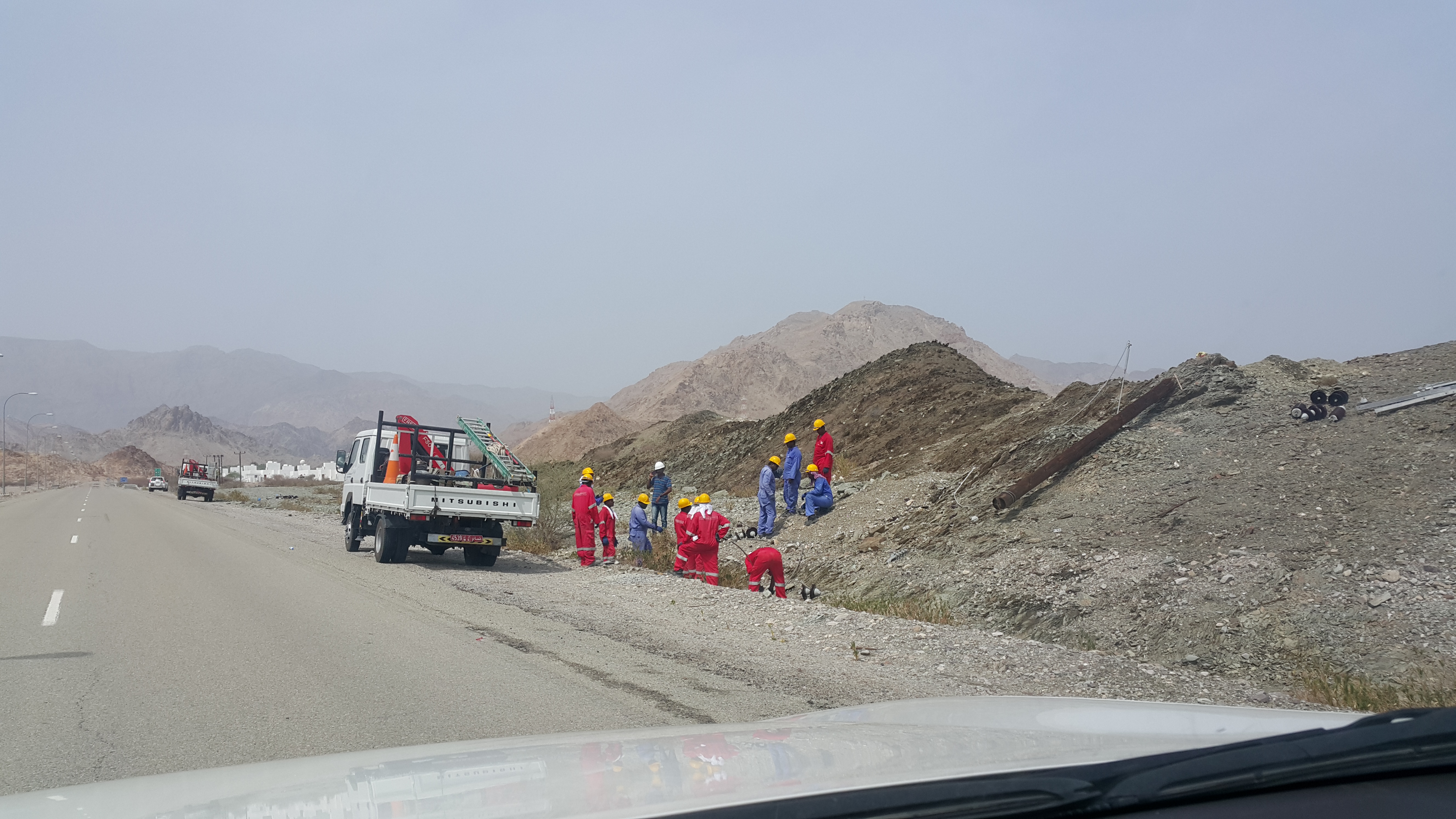 العامرات.. إصلاح 20 عمودا كهربائيا أسقطتها الرياح والأمطار