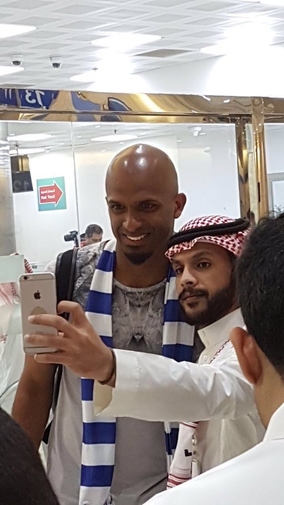أول تعليق لـ علي الحبسي بعد وصوله مطار الرياض