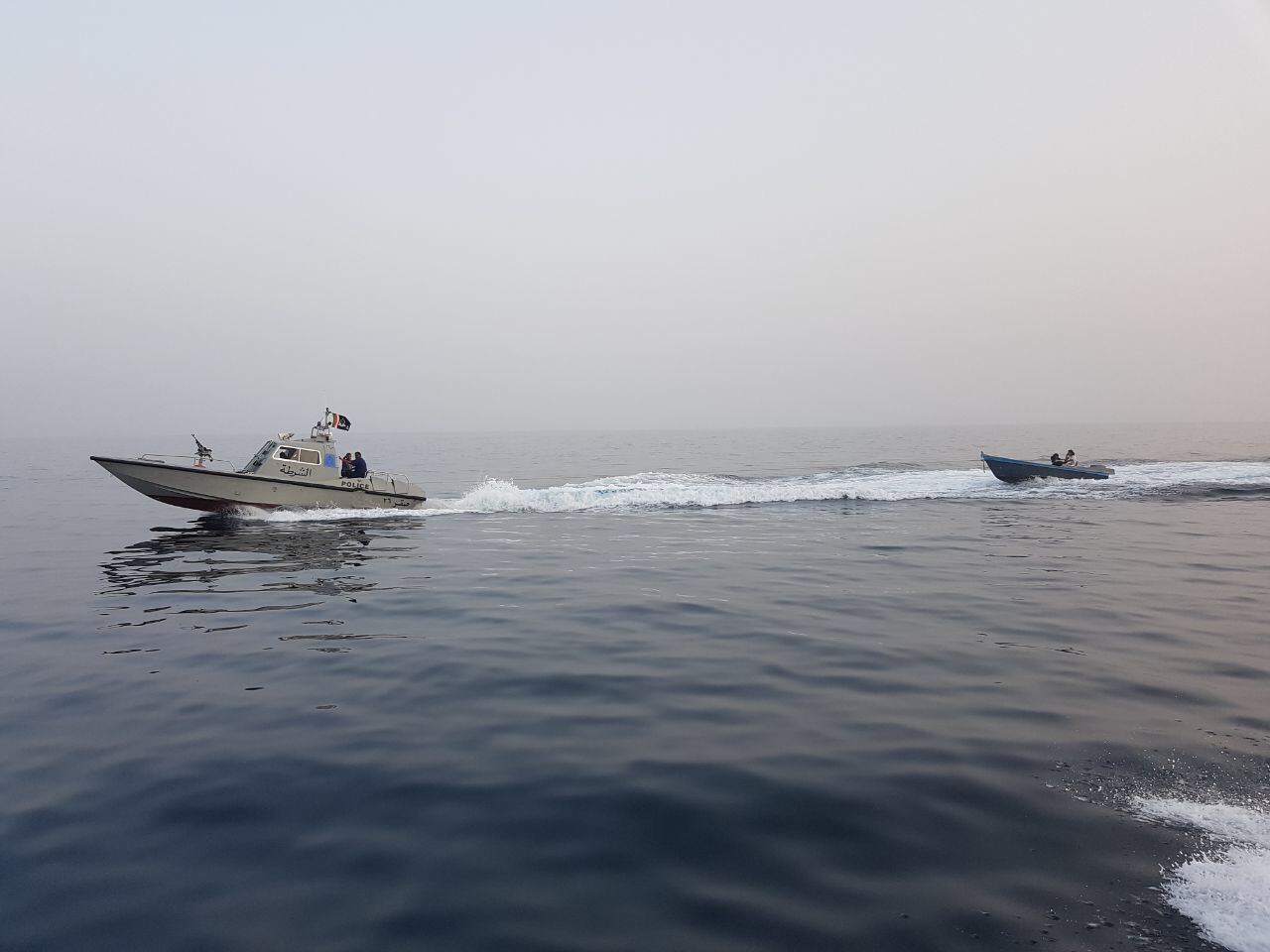 خفر السواحل يساعد قارب صيد بولاية بخاء