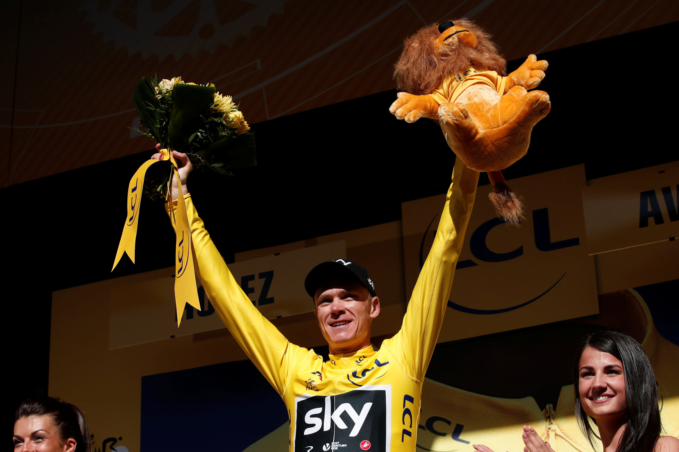 Cycling: Froome survives French coup attempt to retain Tour de France lead