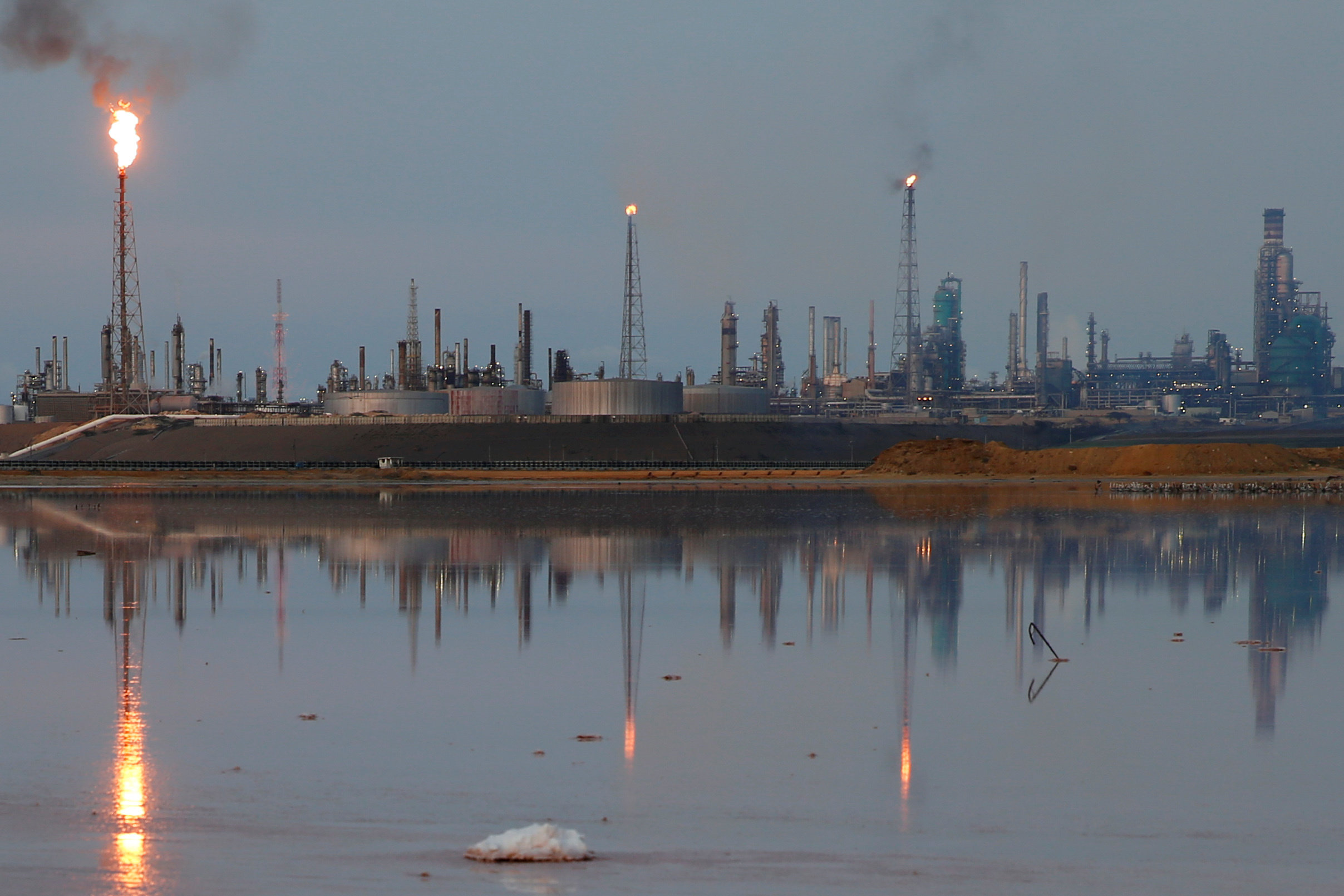 تقرير: السعودية تدرس خفضًا أكبر لصادرات النفط
