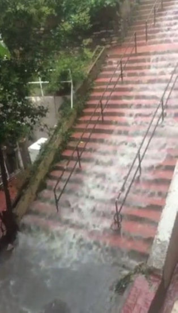 بالصور: الناس يسبحون في شوارع أسطنبول بعد أمطار غزيرة