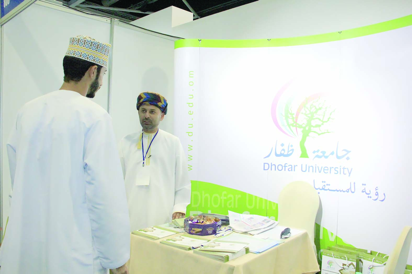 جامعة ظفار تشارك في معرض التعليم العالي