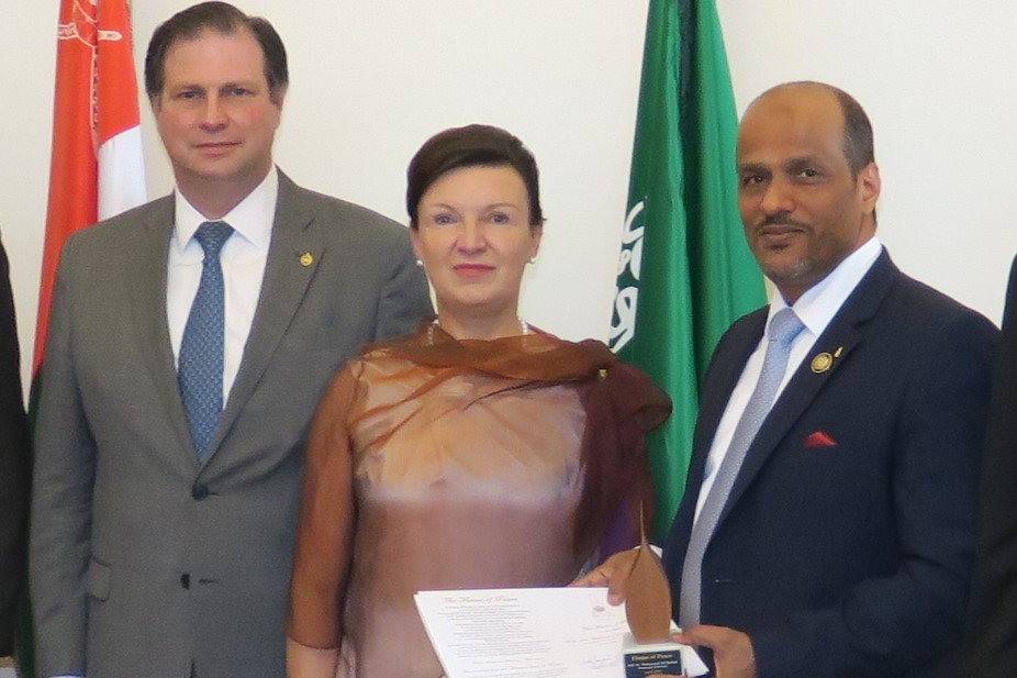 رئيس البعثة الدائمة لمجلس التعاون لدول الخليج العربية يتسلم جائزة " شعلة السلام"