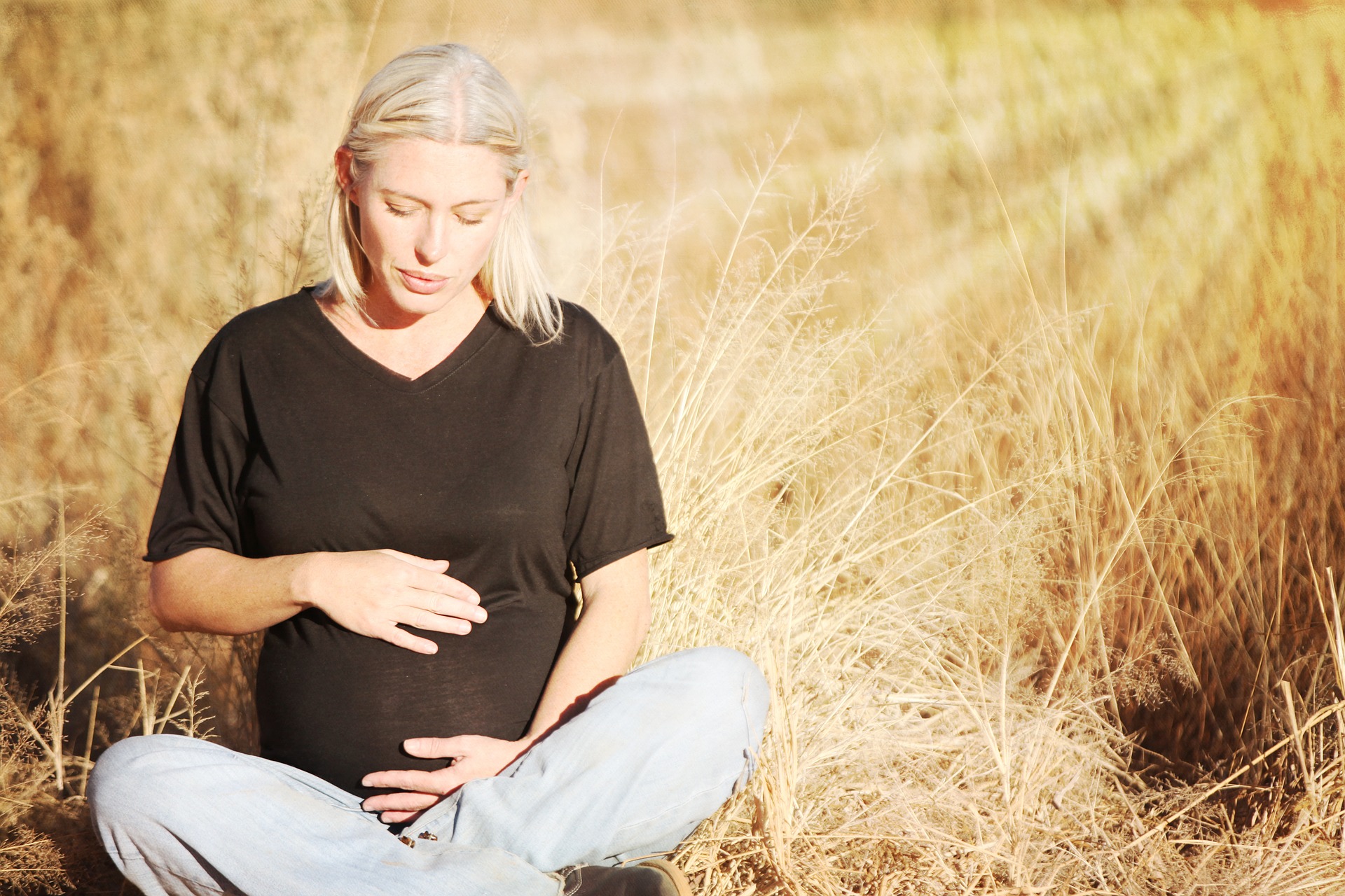 3 مخاطر للتشميس أثناء الحمل: انتبهي منها!
