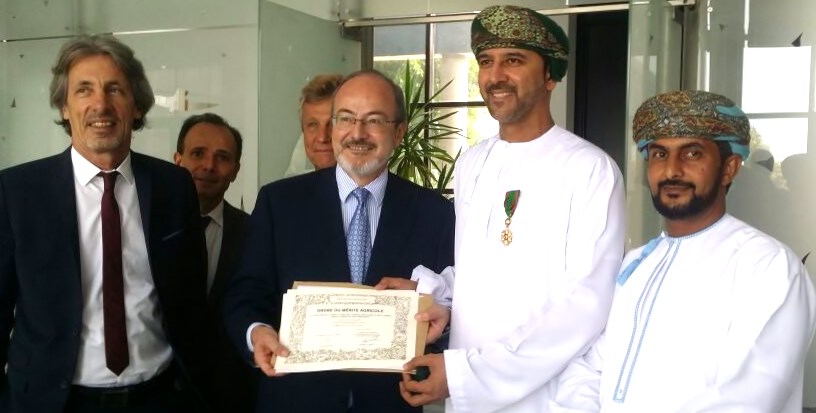 وزير فرنسي يمنح عمانيًا وسام الجدارة الزراعي