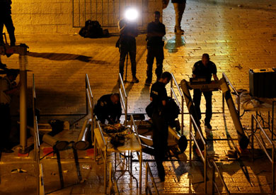 إسرائيل تزيل الجسور والممرات وقواعد الكاميرات عند باب الأسباط بالقدس