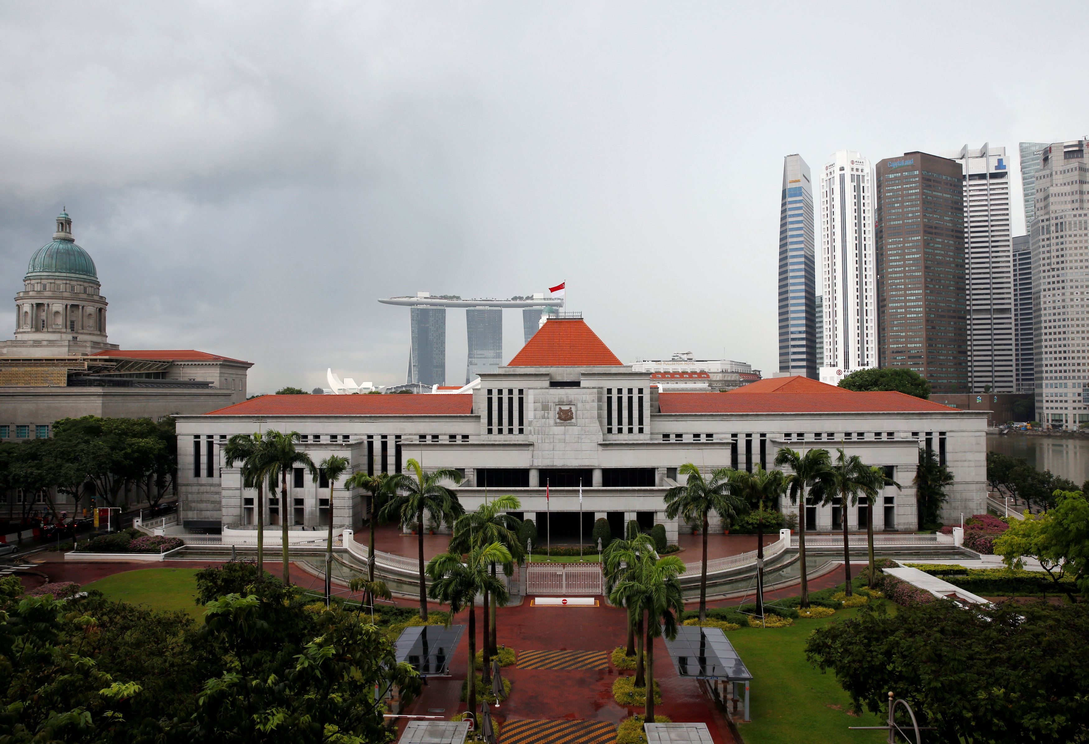 Singapore prime minister wants to avoid taking family feud to court