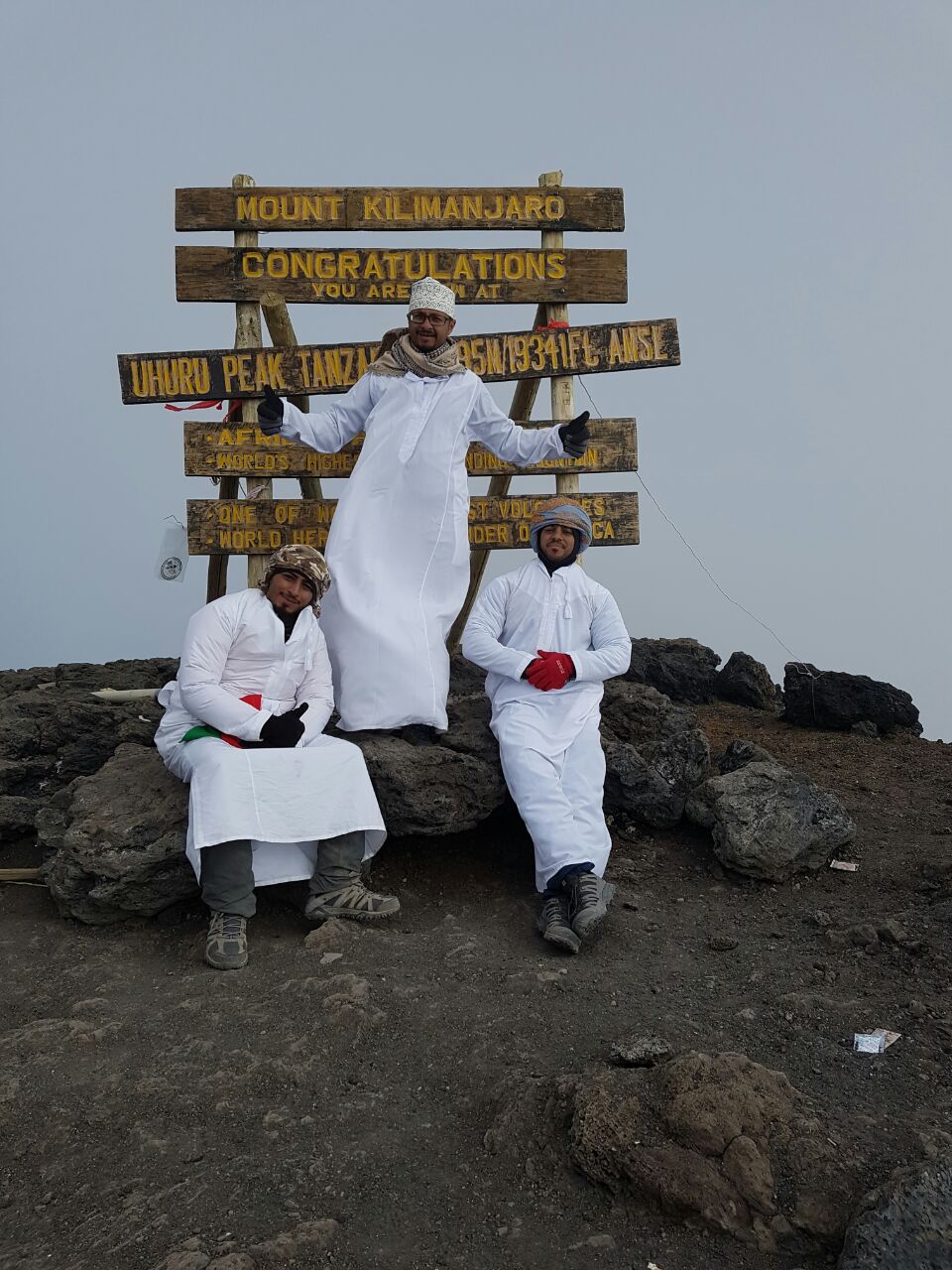 فريق عماني يتمكن من رفع علم السلطنة في أعلى قمة أفريقية