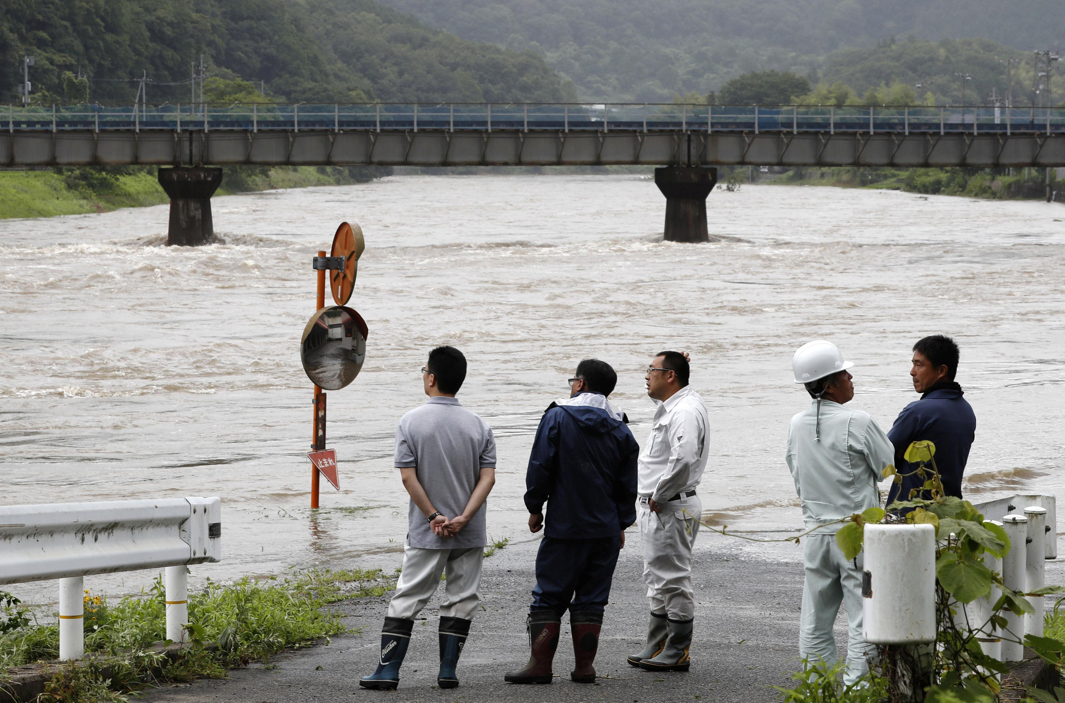 Heavy rain in Japan forces almost 400,000 from their homes