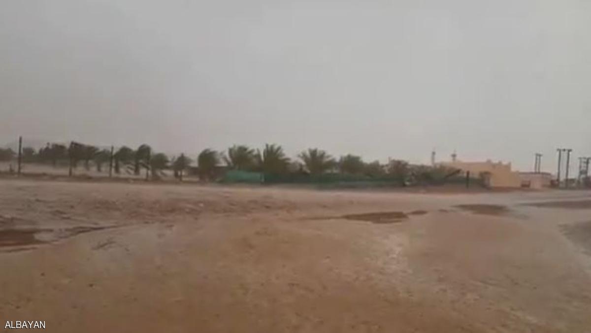 أمطار وبرد في الإمارات رغم الحرارة المرتفعة