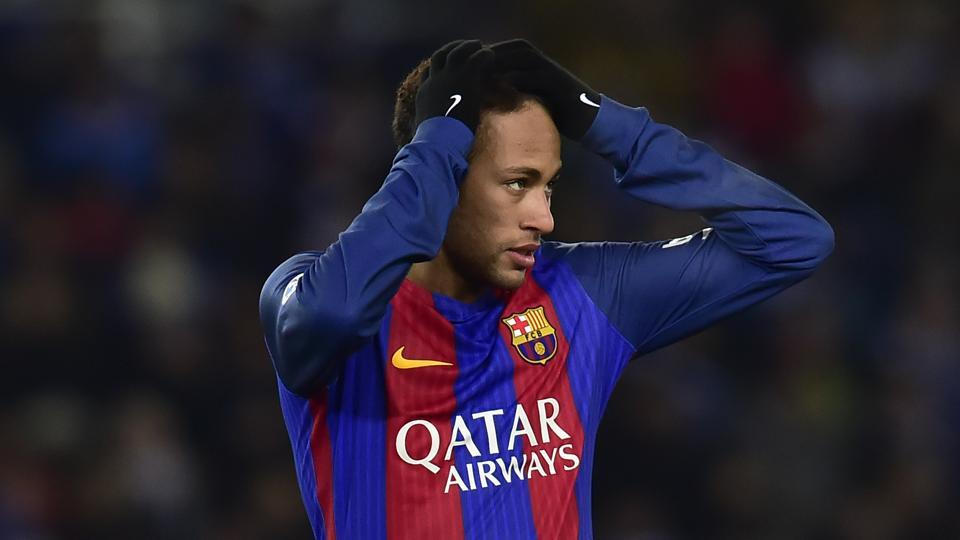 برشلونة يجمد مكافأة نيمار في انتظار حسم مستقبله