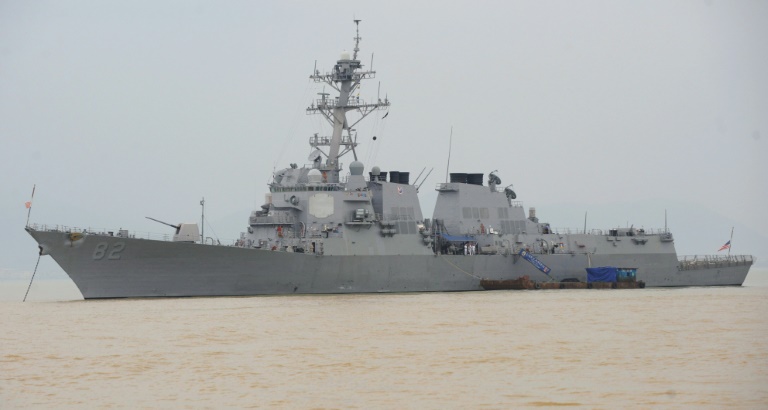 سفينة حربية أمريكية تقترب من شعاب اصطناعية في بحر الصين الجنوبي