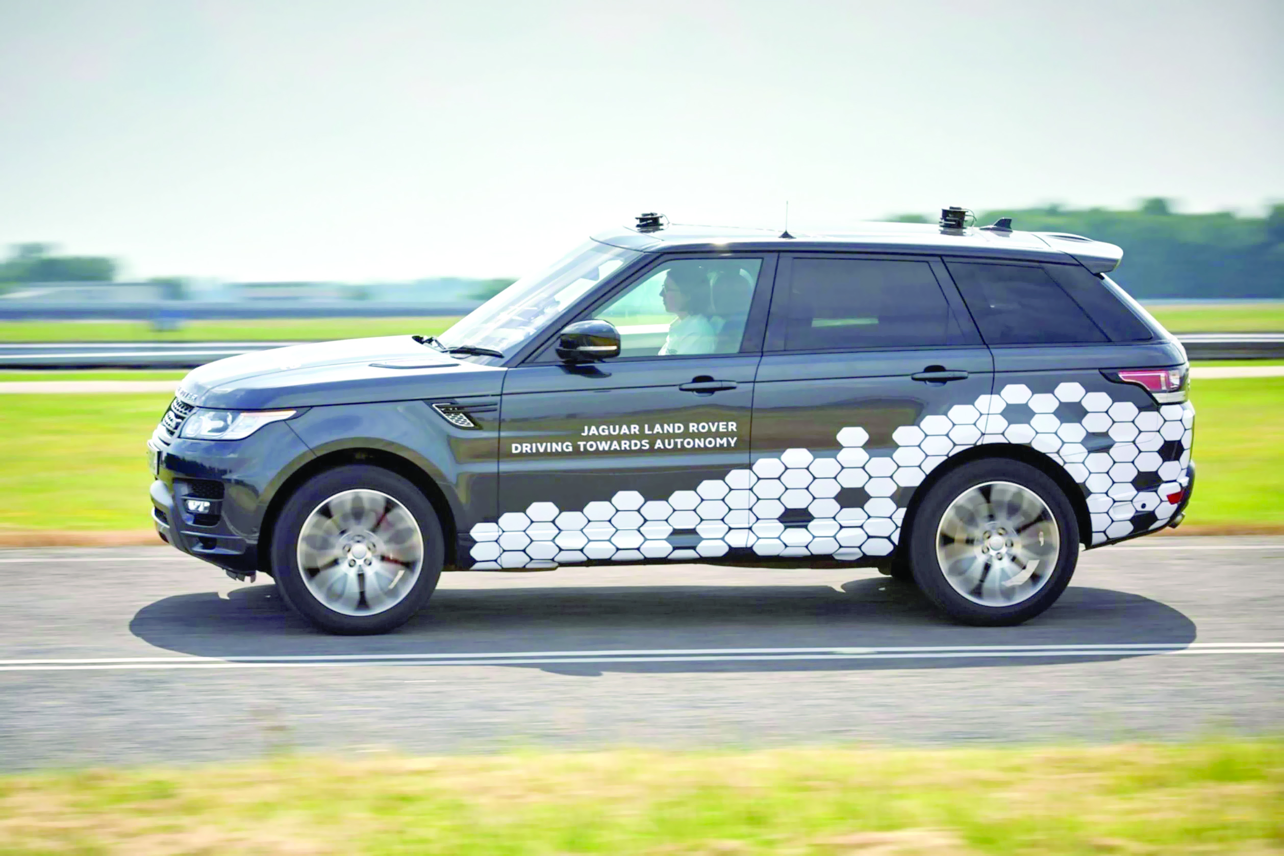 «جاكوار لاند روفر» تتحضر لإنتاج سيارات ذاتية القيادة