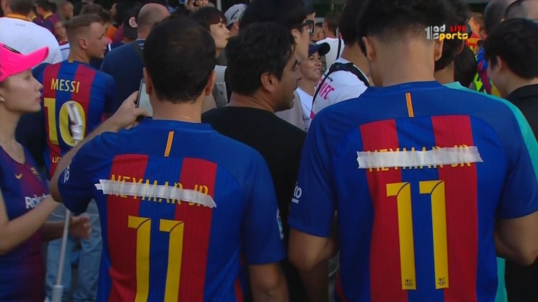 إسم نيمار يشطب من قمصان جماهير برشلونة