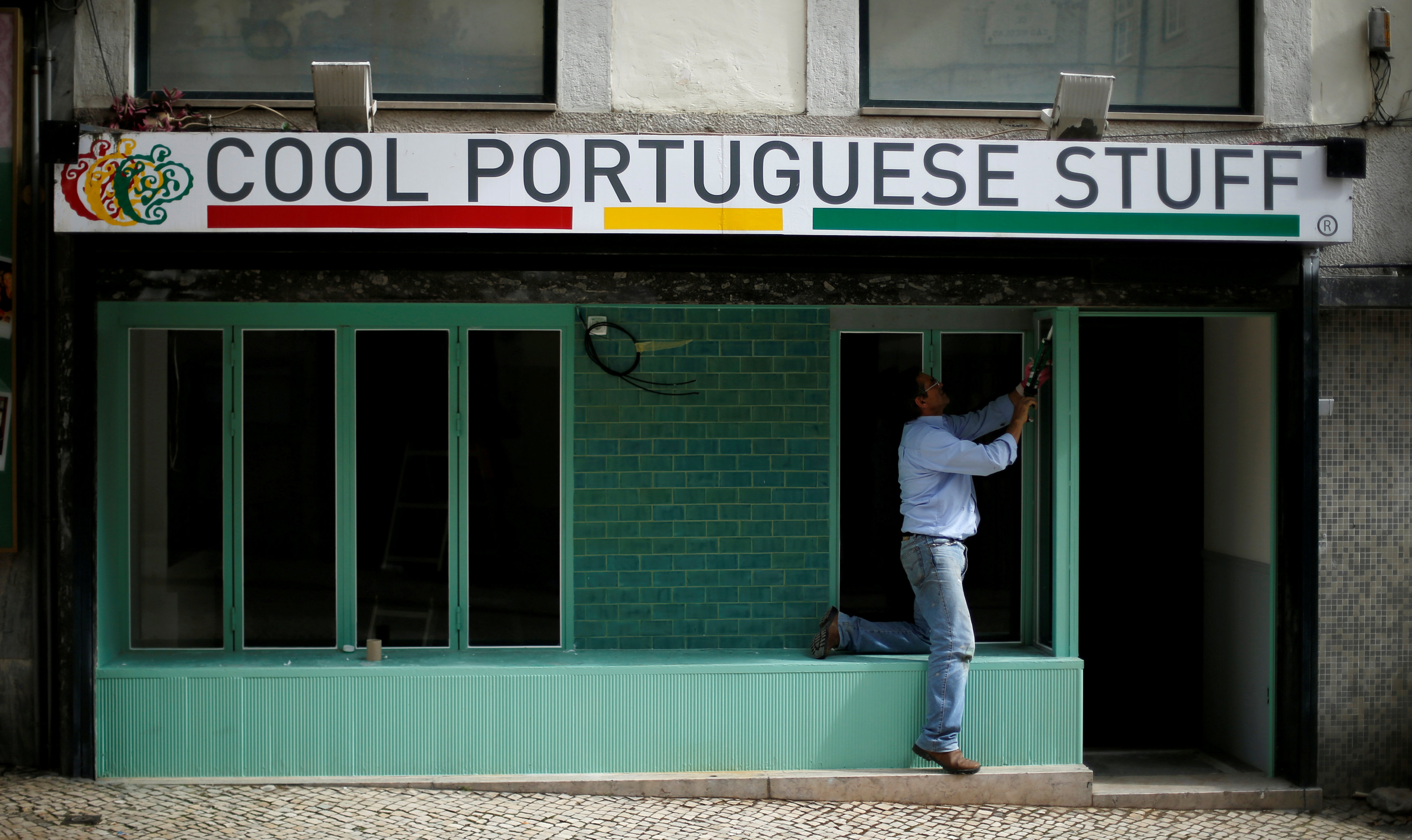 Post-bailout Portugal grows on strong domestic demand
