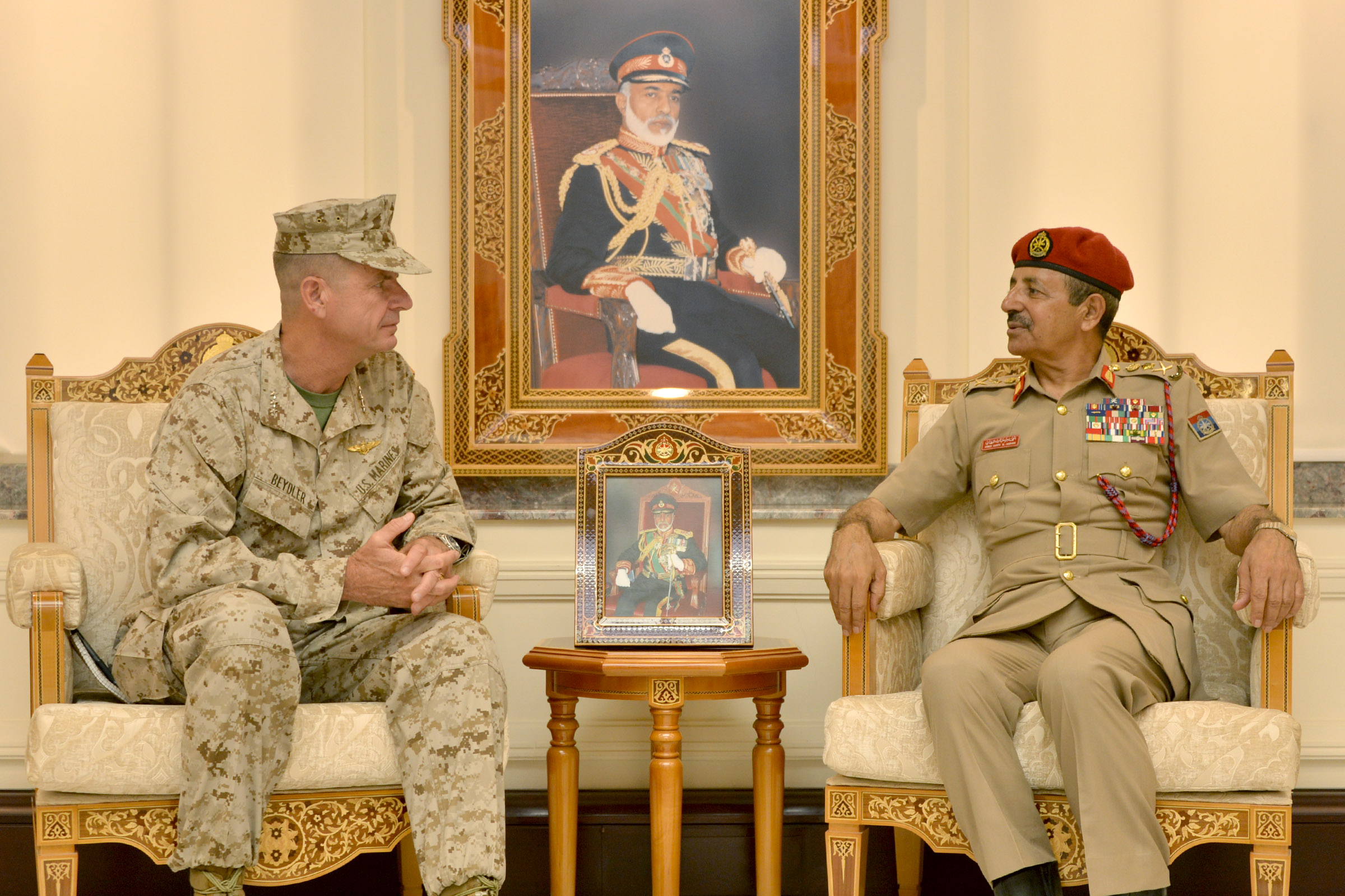 رئيس أركان قوات السلطان المسلحة يستقبل قائد المشاة البحرية الأمريكية بالقيادة الوسطى