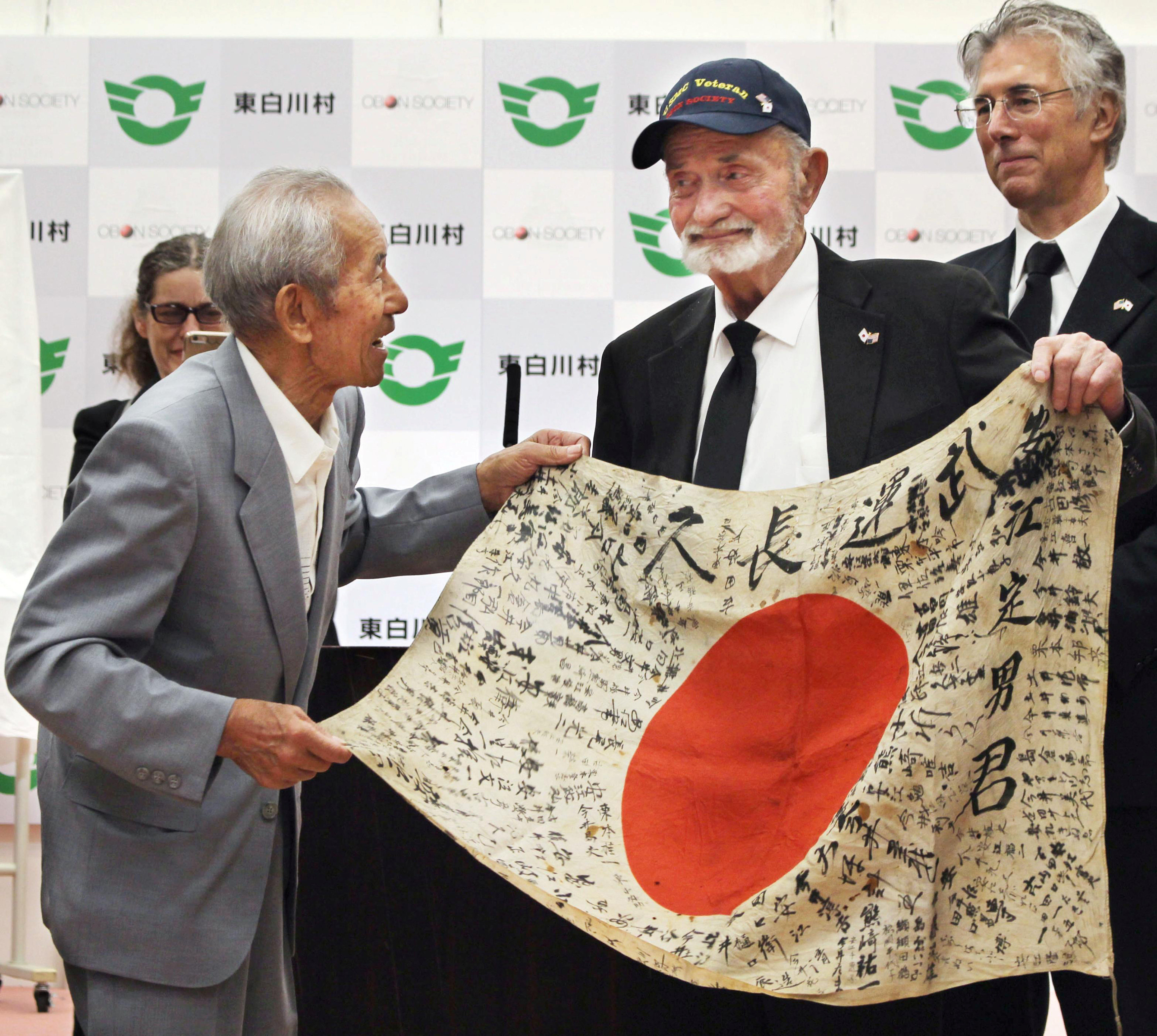 U.S. WW II veteran returns flag to family of fallen Japanese soldier after 72 years