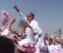 بالفيديو: سعودي يعفو عن قاتل ابنه قبل إعدامه في ساحة القصاص
