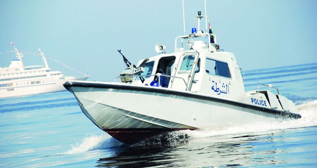 خفر السواحل ينقذ 4 مواطنين كان قاربهم على وشك الغرق