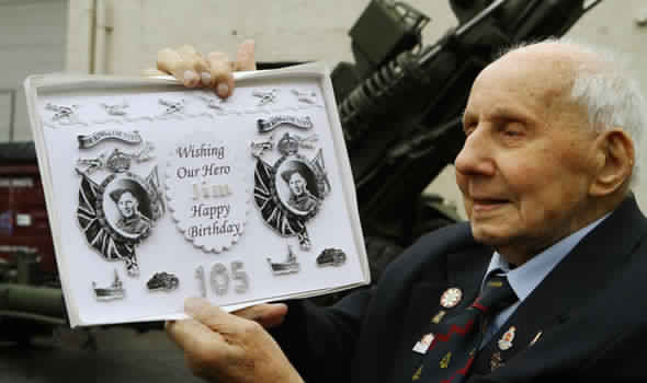 جندي شارك بالحرب العالمية الثانية يحتفل بعيد ميلاده الـ105