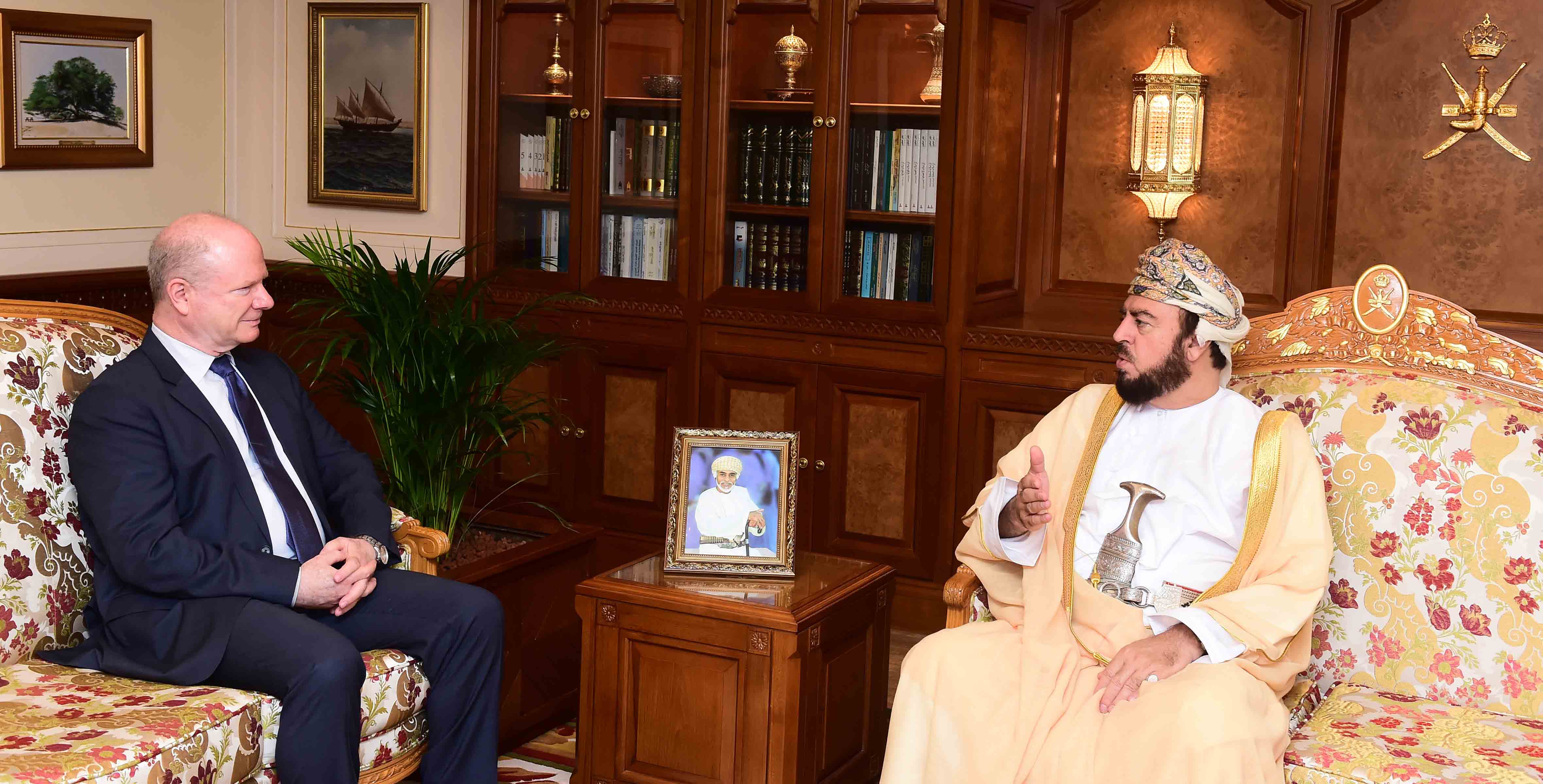 السيد أسعد بن طارق آل سعيد يستقبل السفير الأمريكي