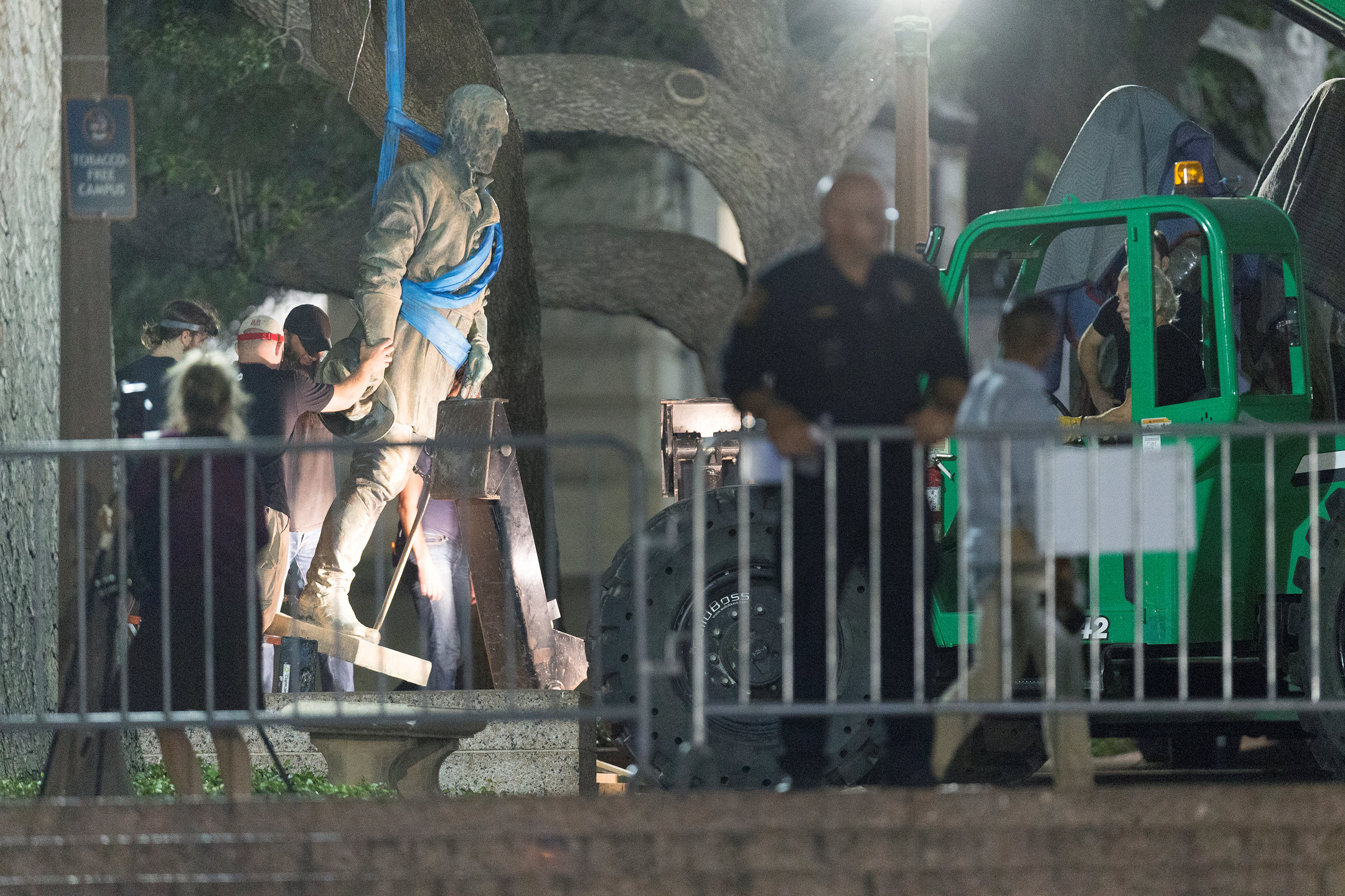 In pictures: Confederate heroes statues removed from US university grounds
