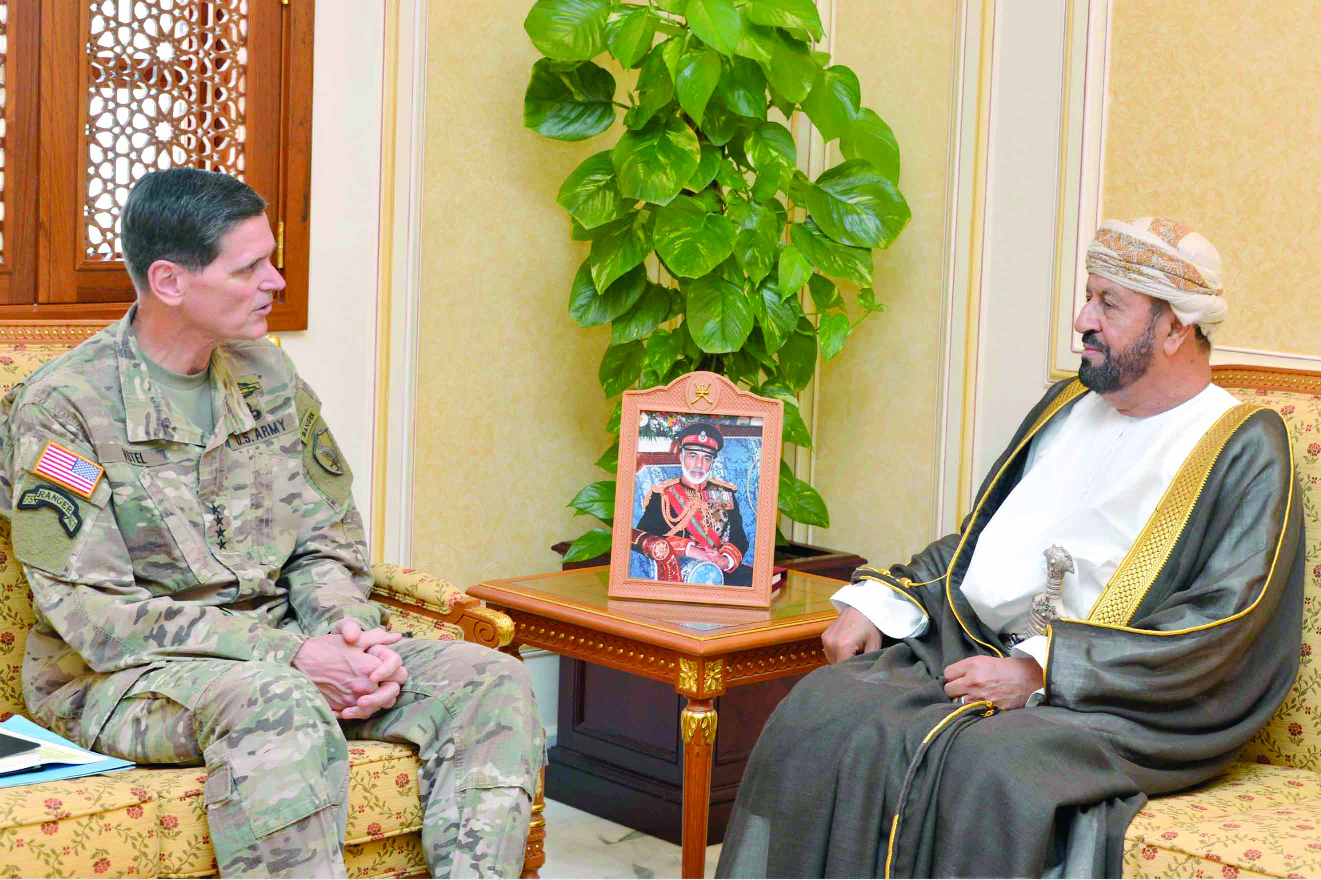 النعماني والبوسعيدي يستقبلان قائد القيادة الوسطى الأمريكية