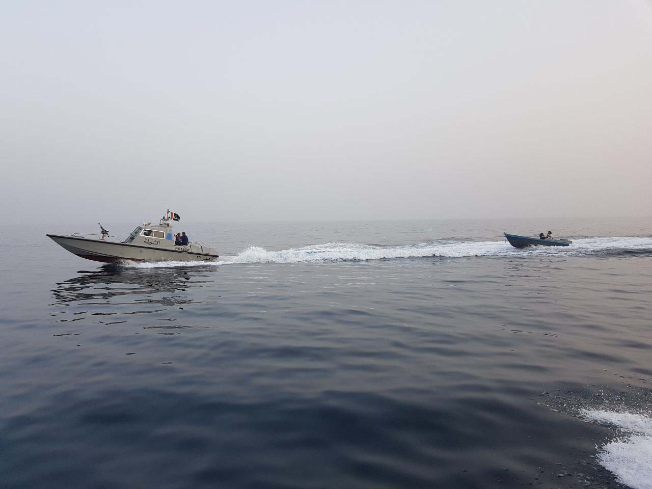 شرطة خفر السواحل تقدم المساعدة لقاربي صيد في المصنعة وصور