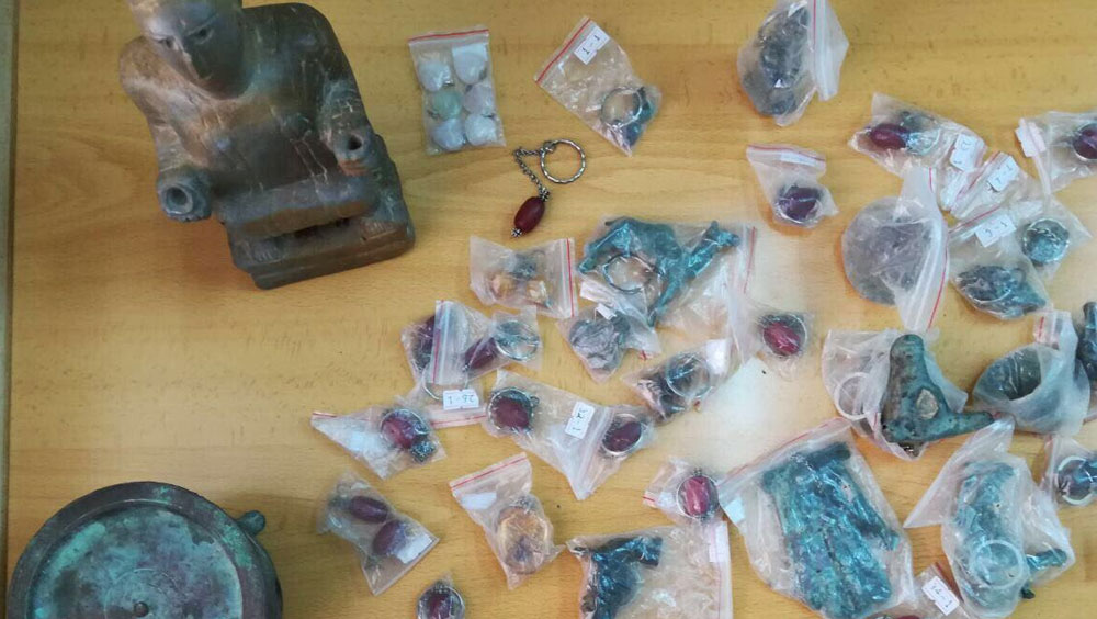 Oman Customs foils attempt to smuggle artifacts, precious gemstones