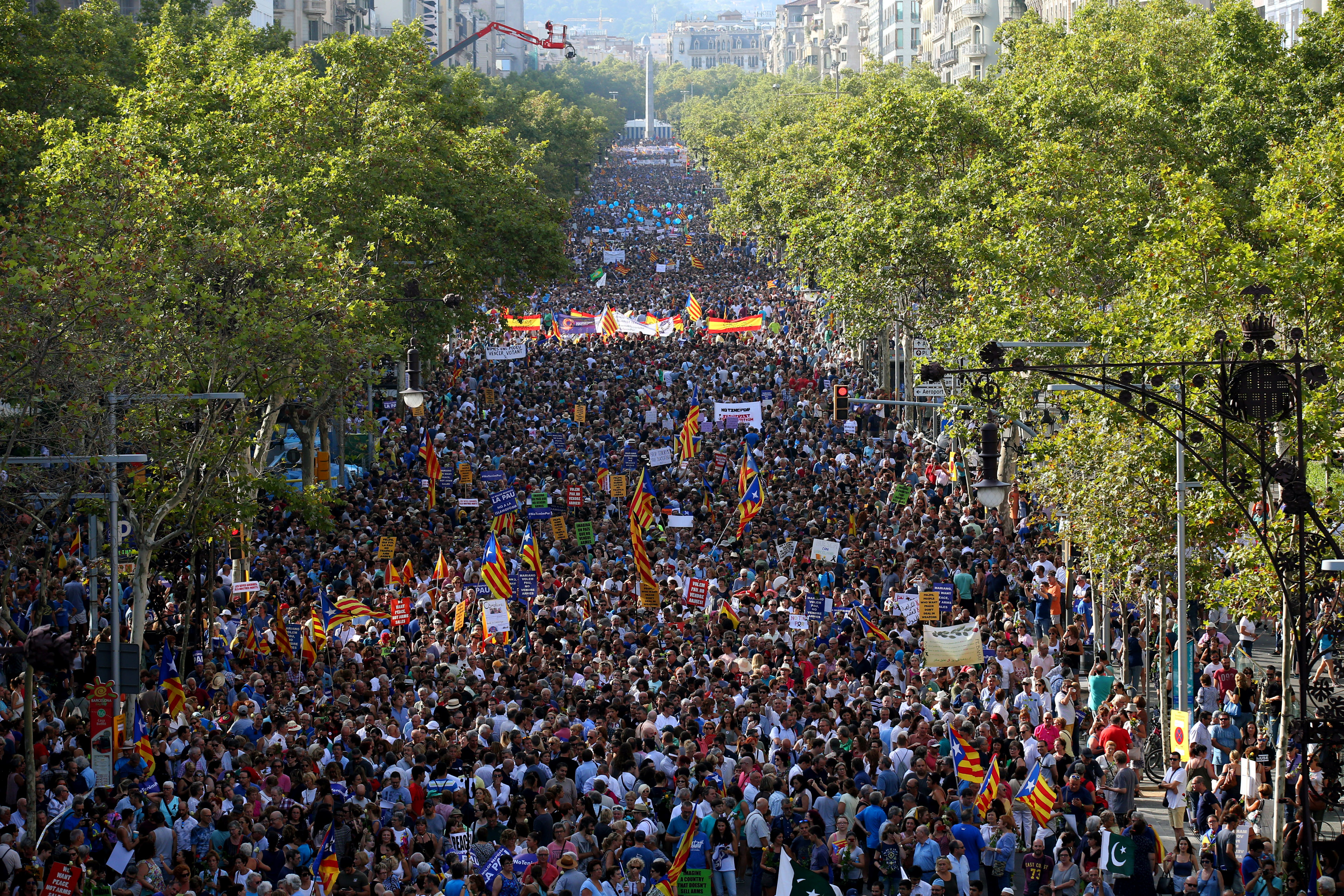 Spain: Hundreds of thousands march in Barcelona to show unity after extremist attacks