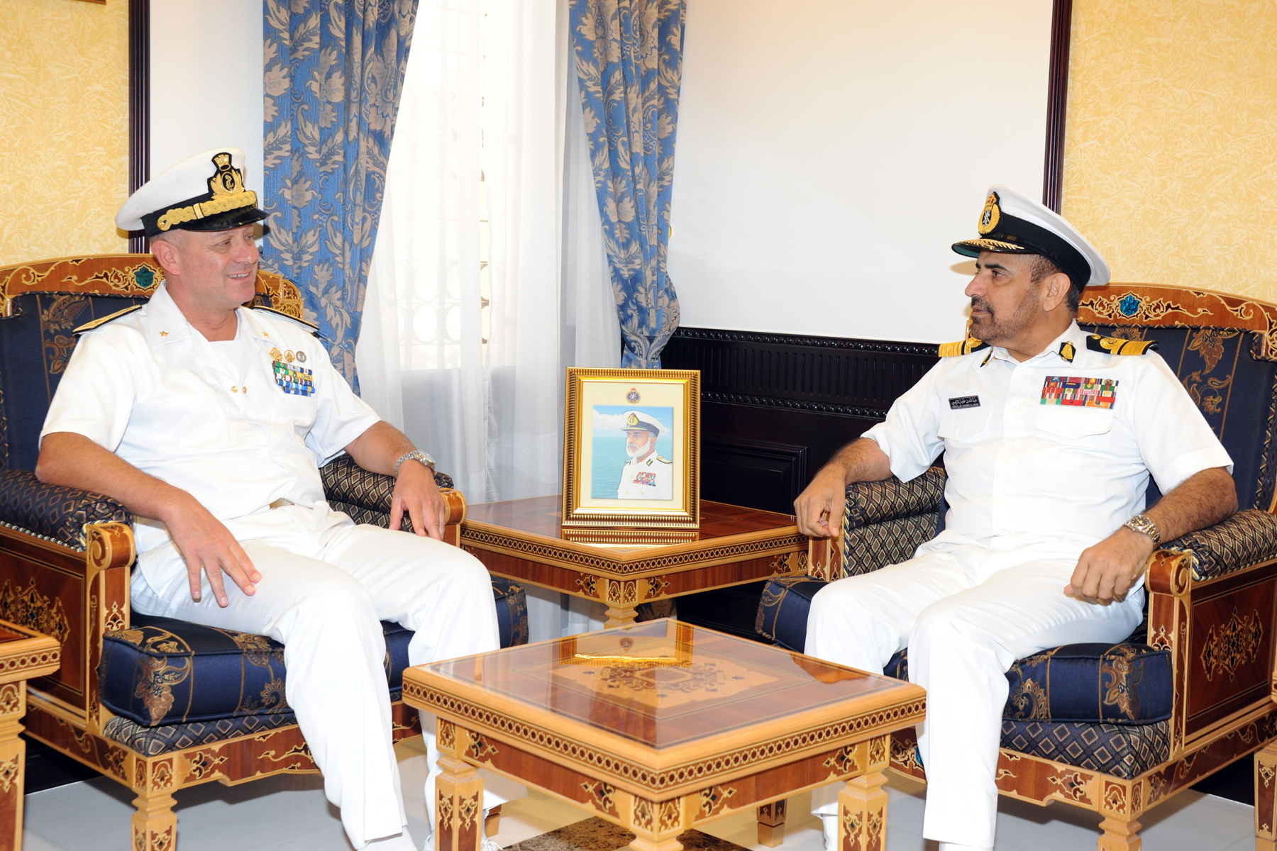 قائد البحرية السلطانية العمانية يستقبل قائد العنصر البحري للقوات البريطانية