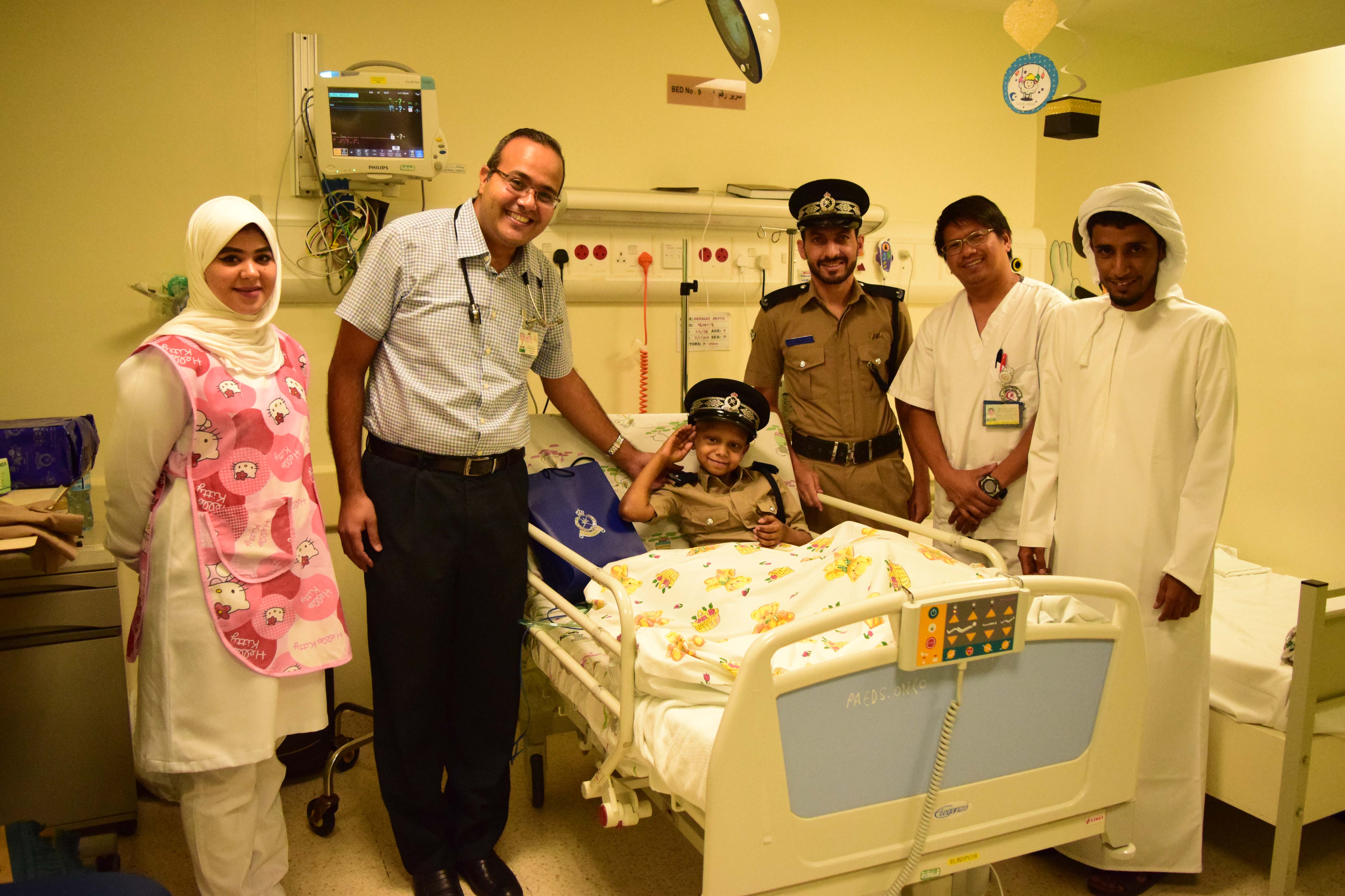 الشرطي الصغير يزور قسم الأورام السرطانية بالمستشفى السلطاني